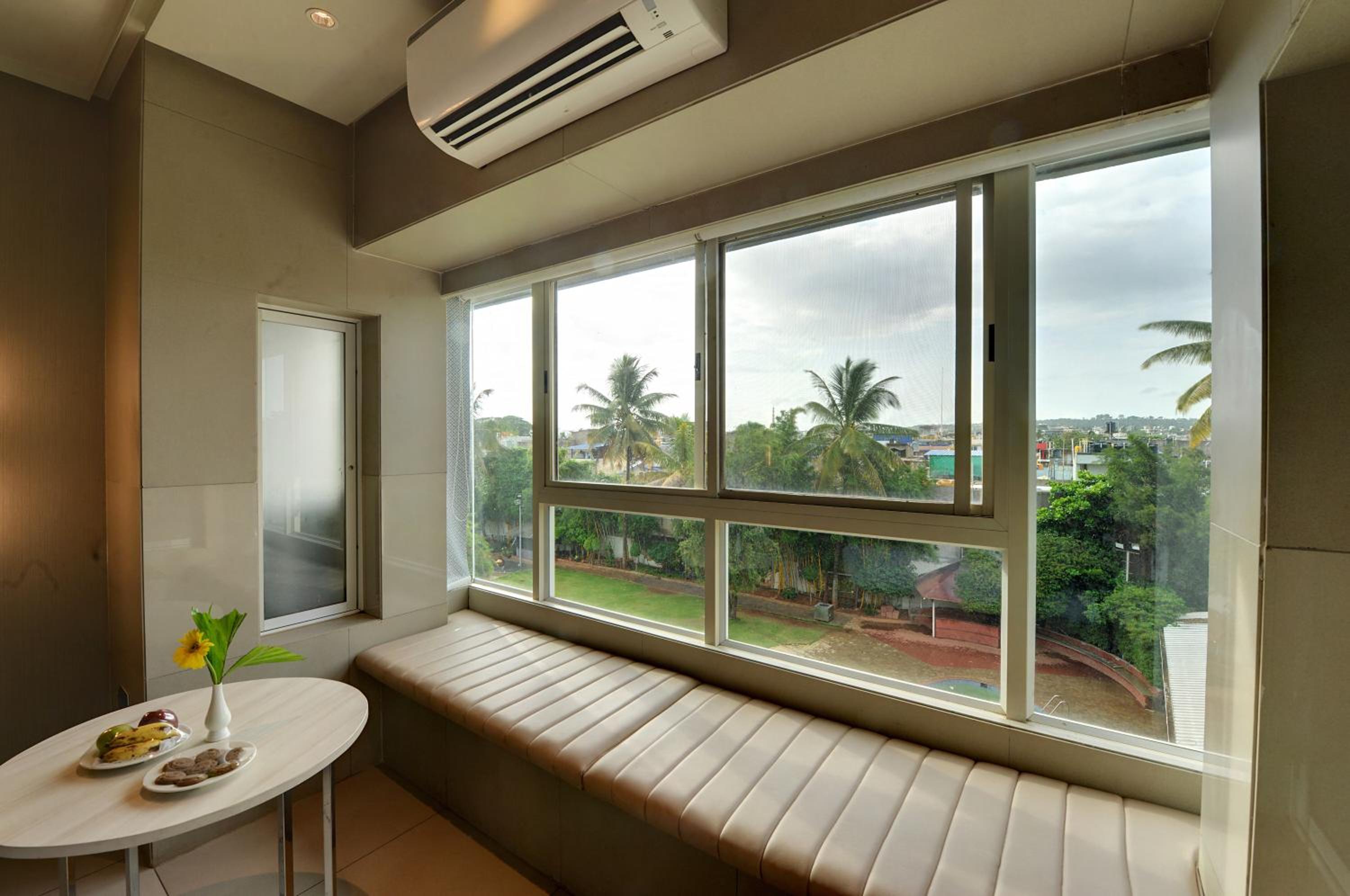 King Room with Pool View - Photo 9