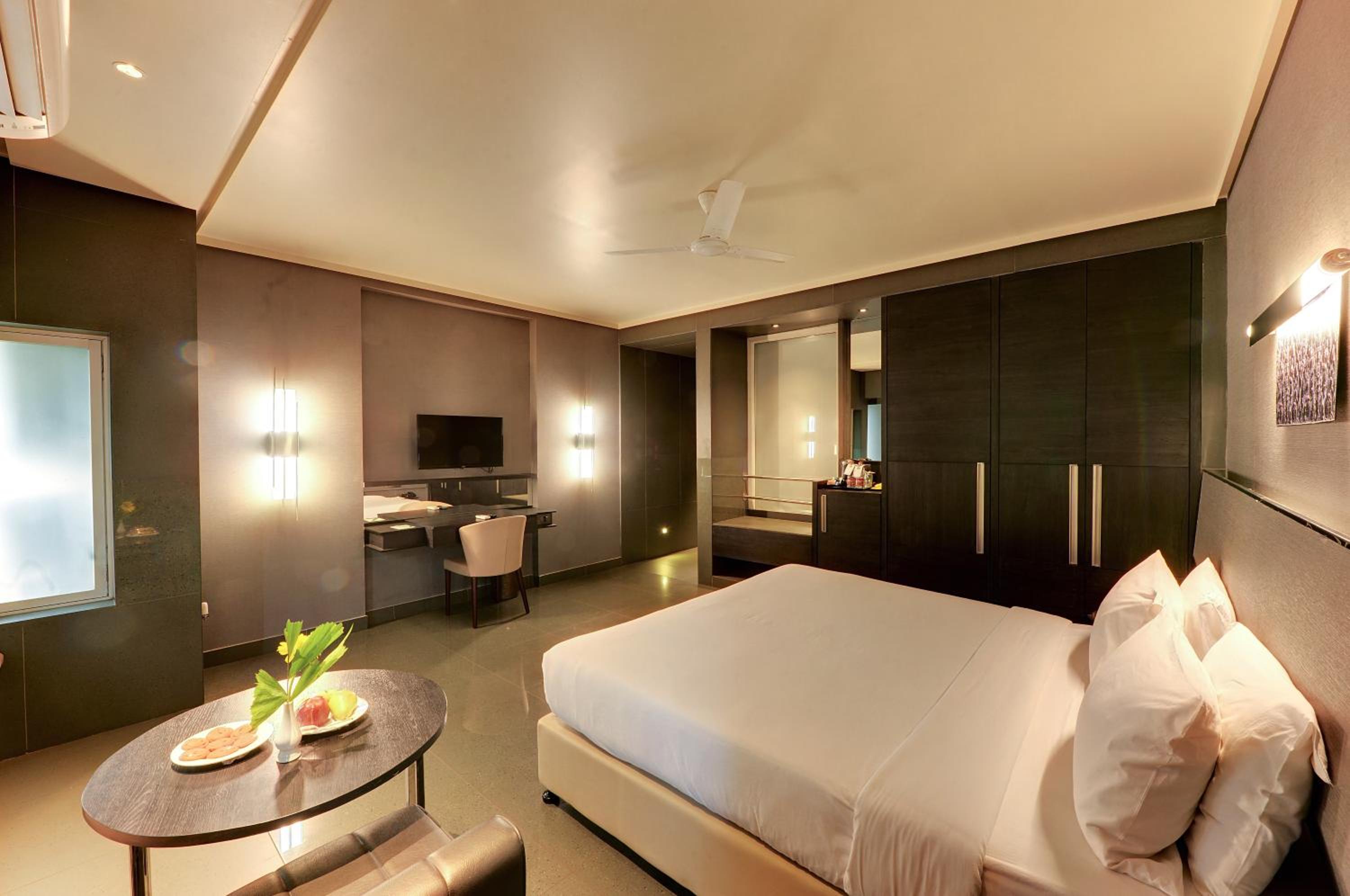 King Room with Pool View - Photo 8