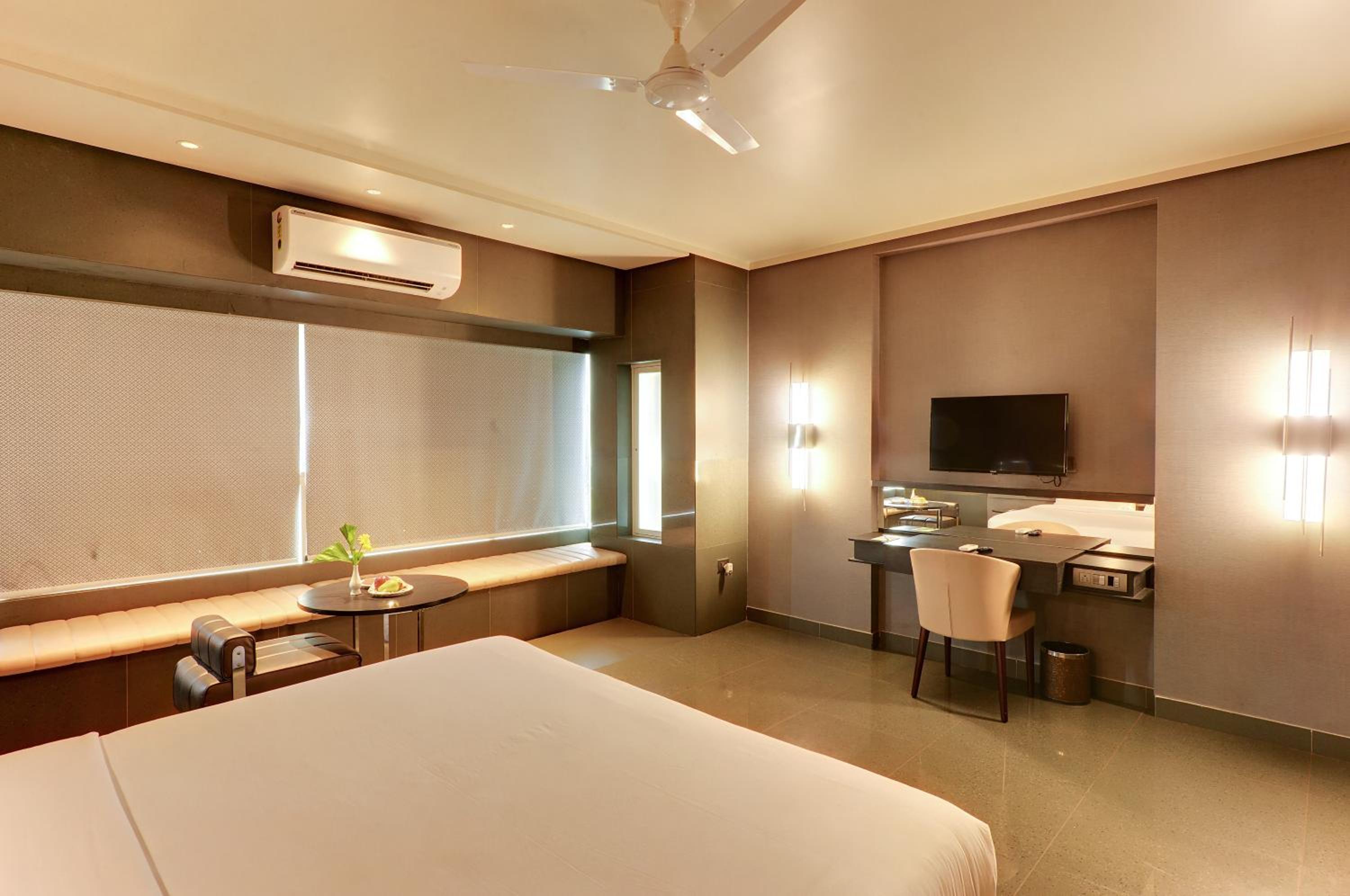 King Room with Pool View - Photo 7
