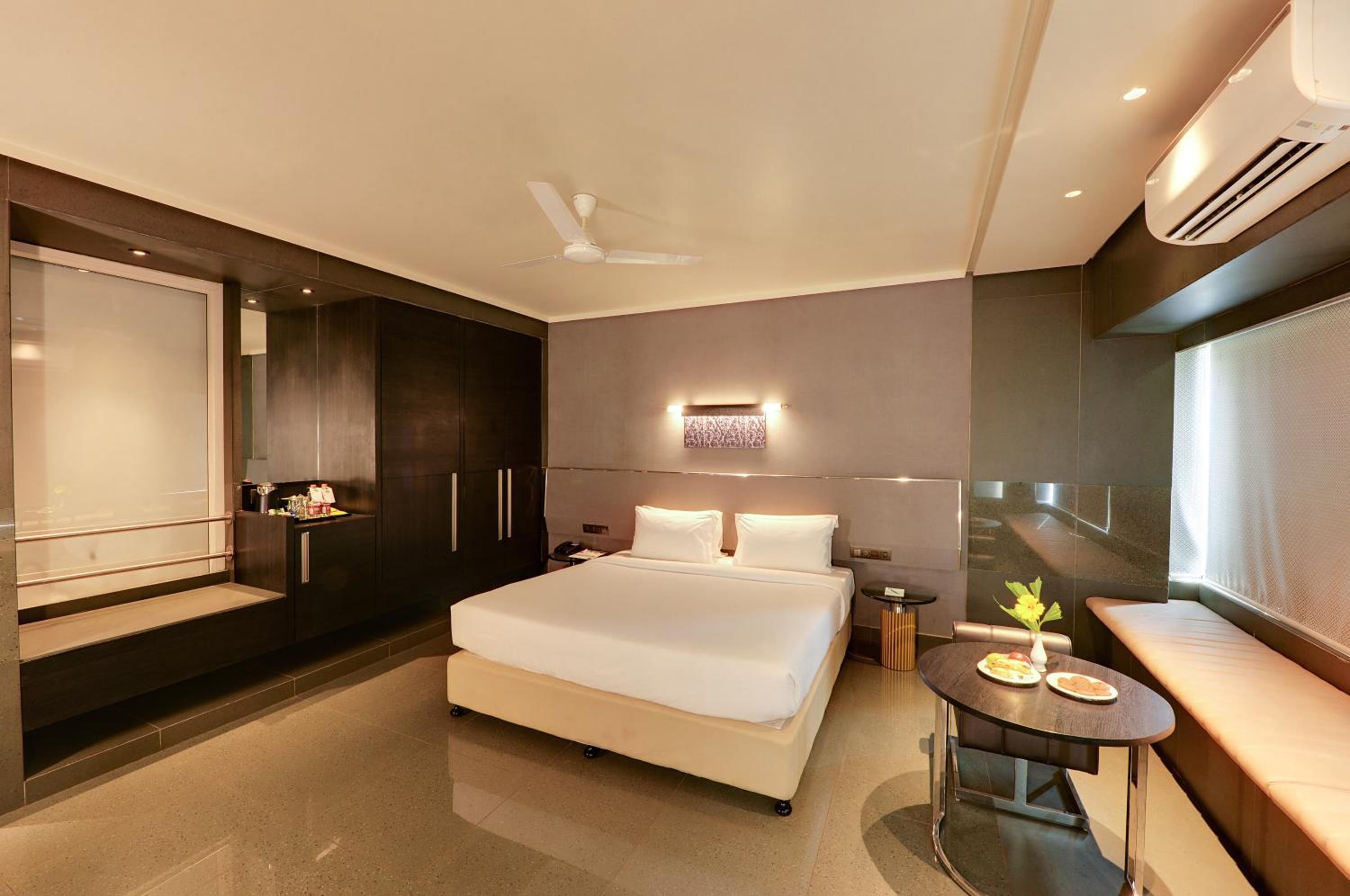 King Room with Pool View - Photo 6