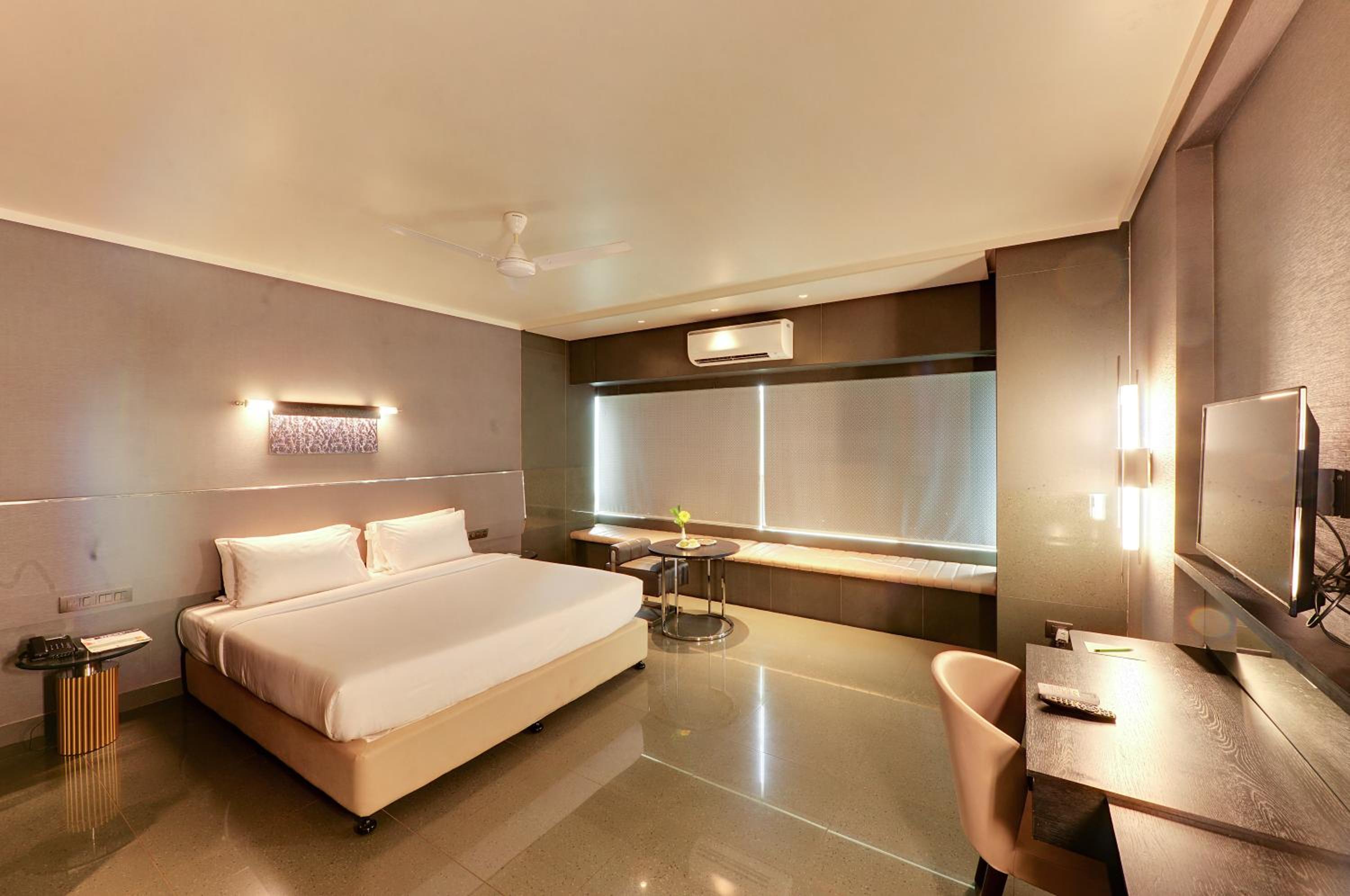 King Room with Pool View - Photo 5