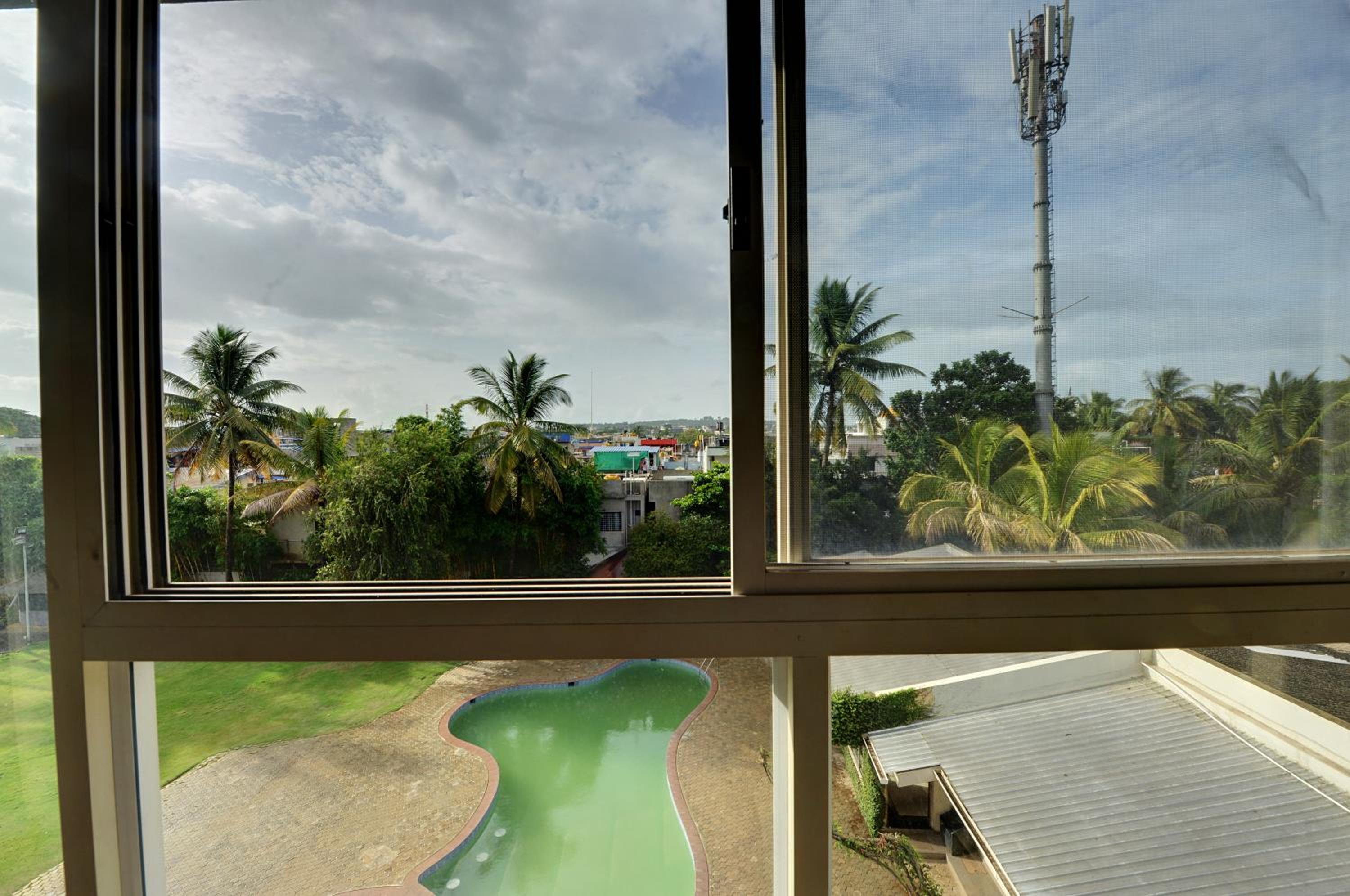 King Room with Pool View - Photo 4