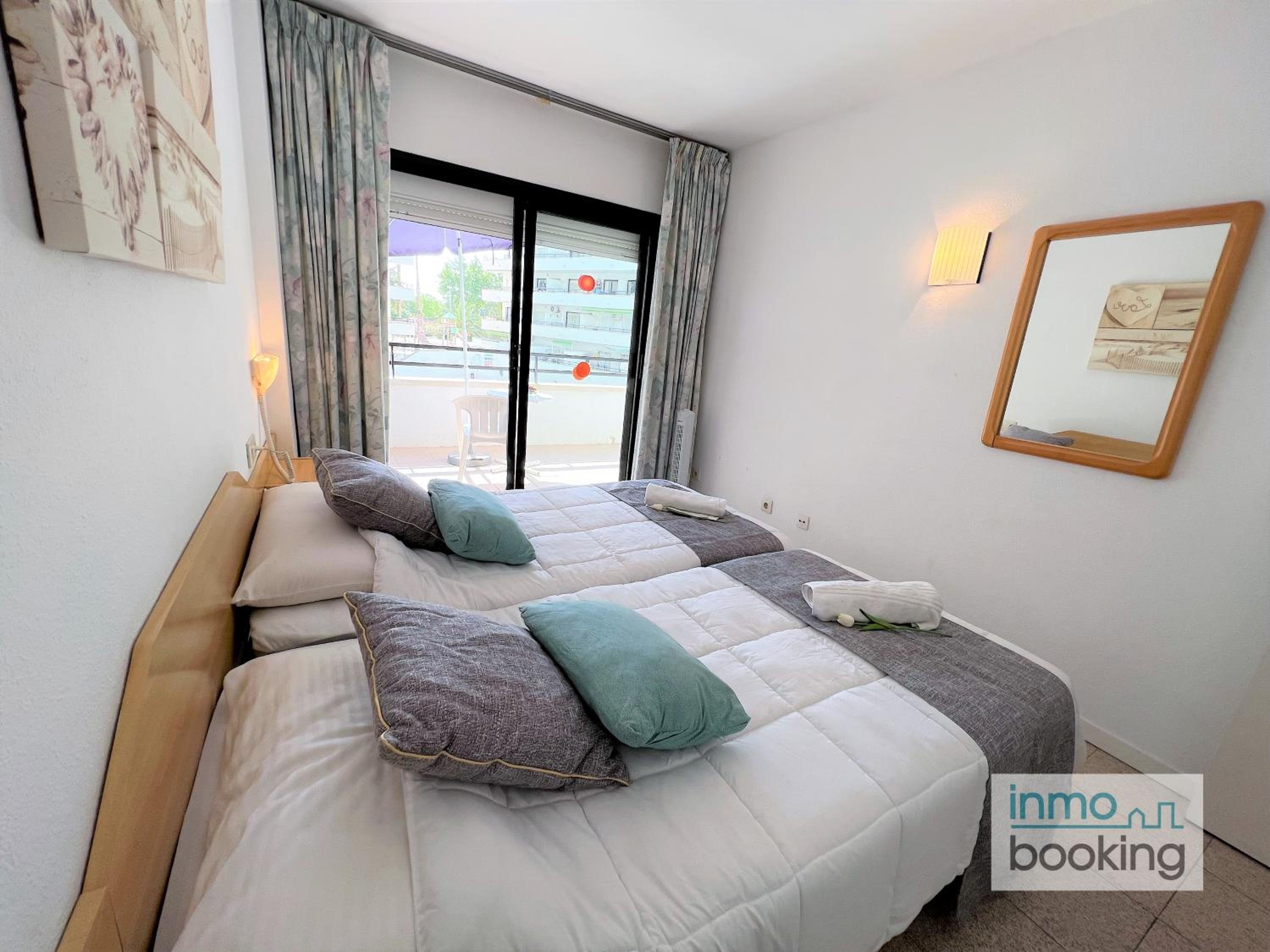 Apartamento de Dos Dormitorios con Vista a la Piscina