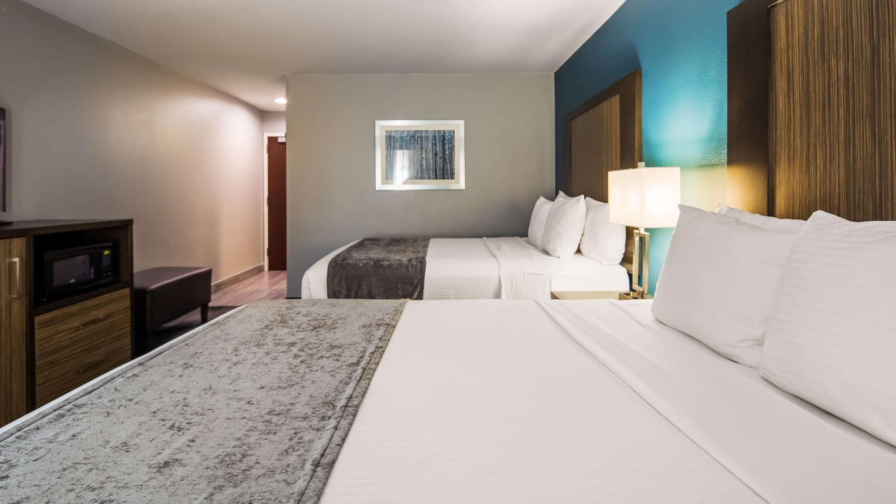 Queen Room with Two Queen Beds - Non-Smoking - Photo 2