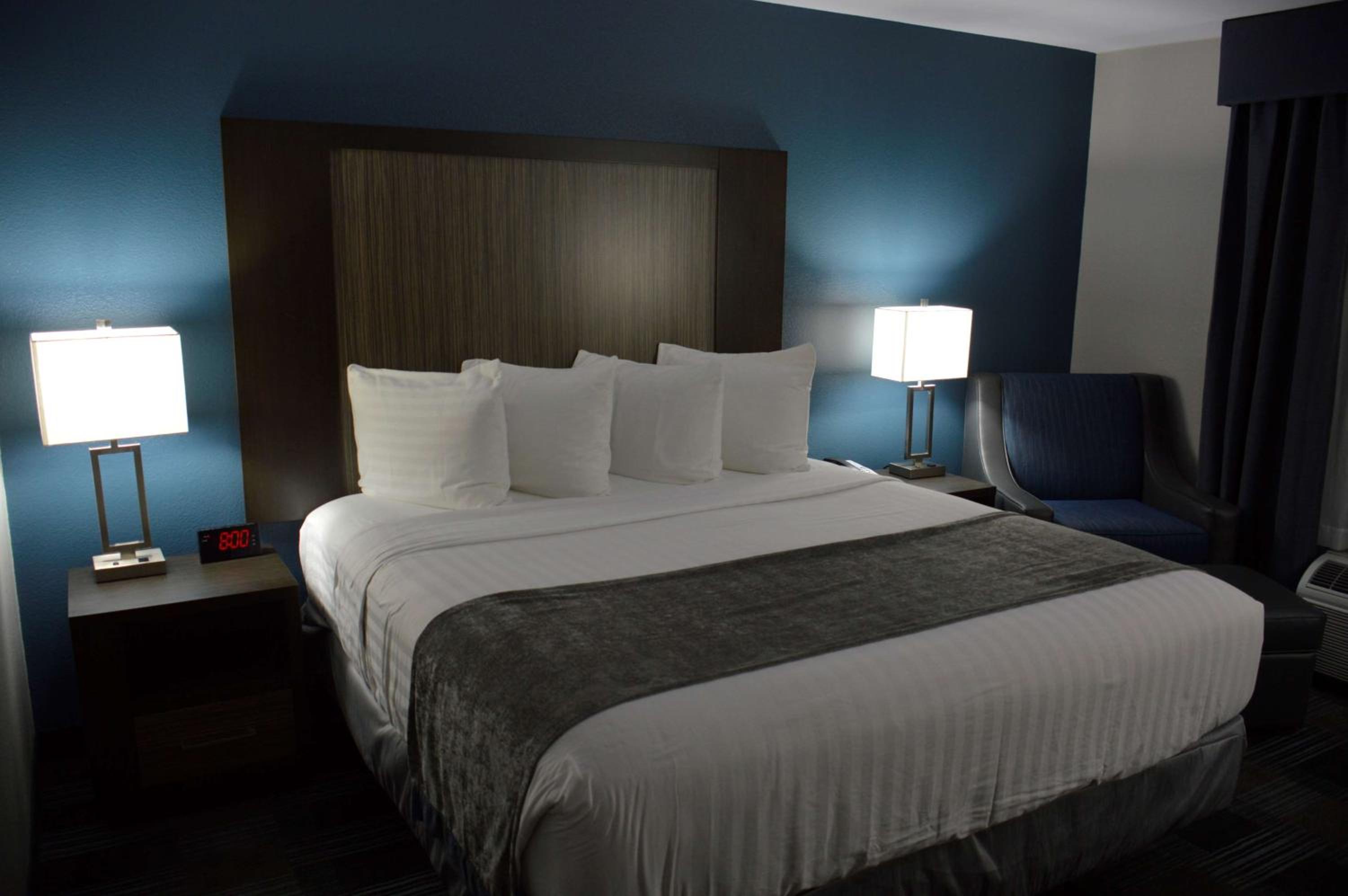 King Room - Non-Smoking - Photo 4