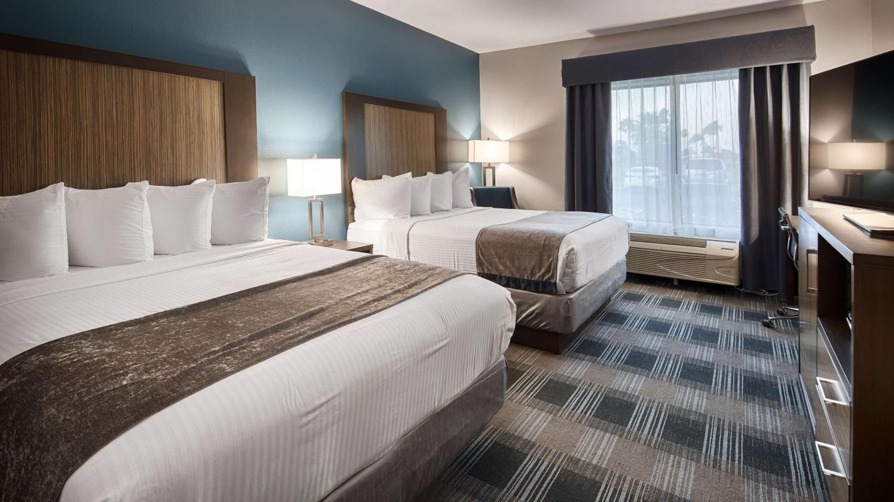 Queen Room with Two Queen Beds - Non-Smoking - Photo 1