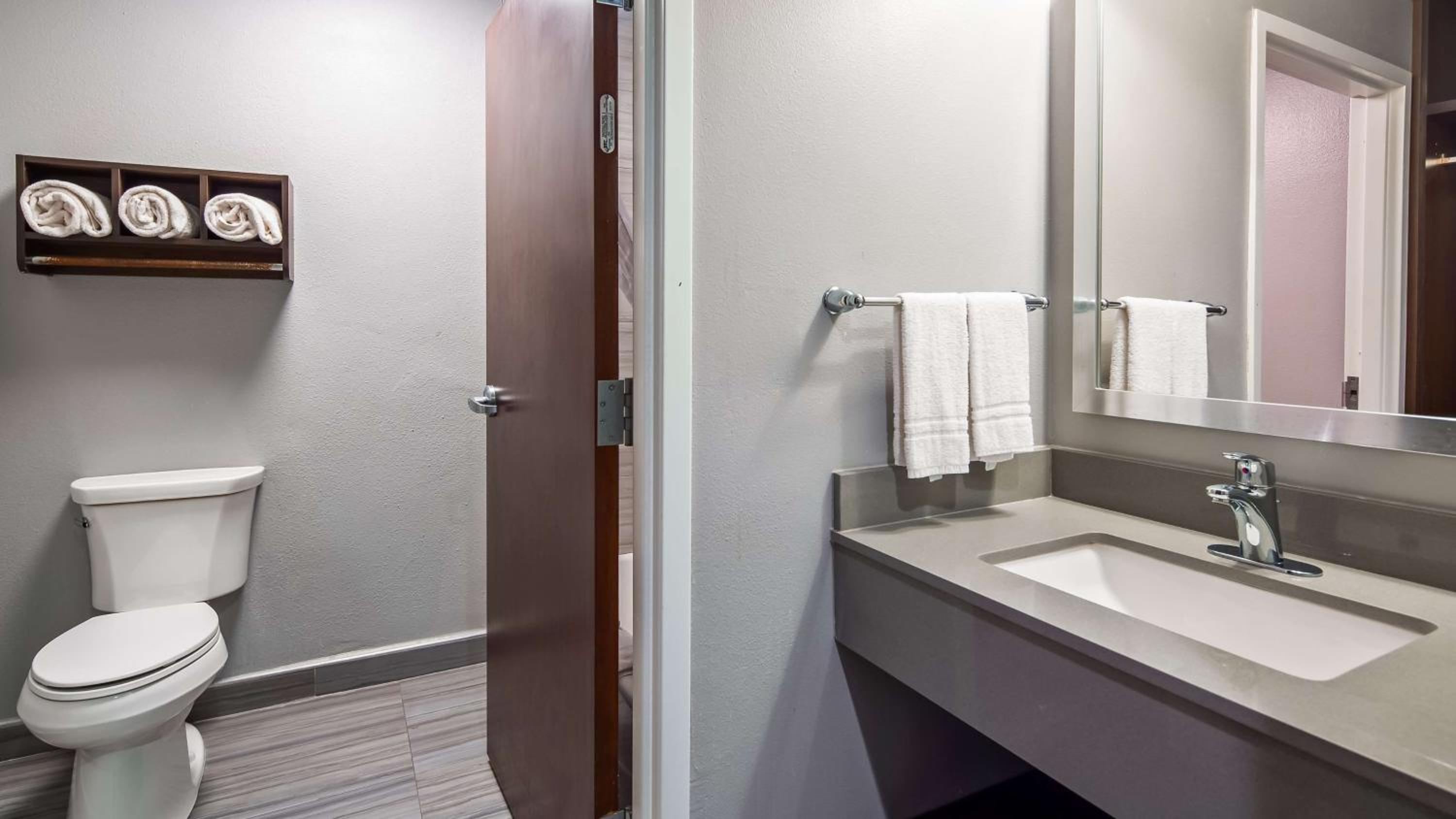 Queen Room with Two Queen Beds and Bath Tub - Disability Access/Non-Smoking  - Photo 2