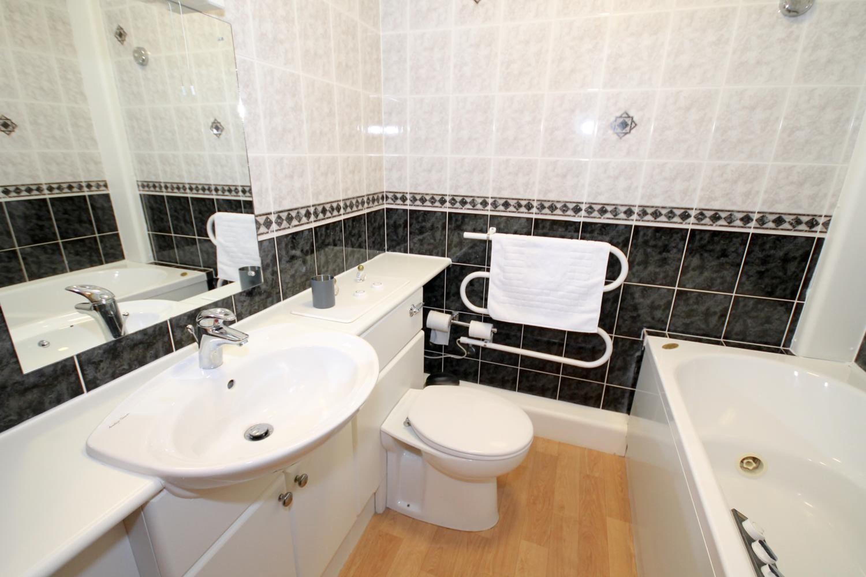 Double Room with Spa Bath - Photo 7