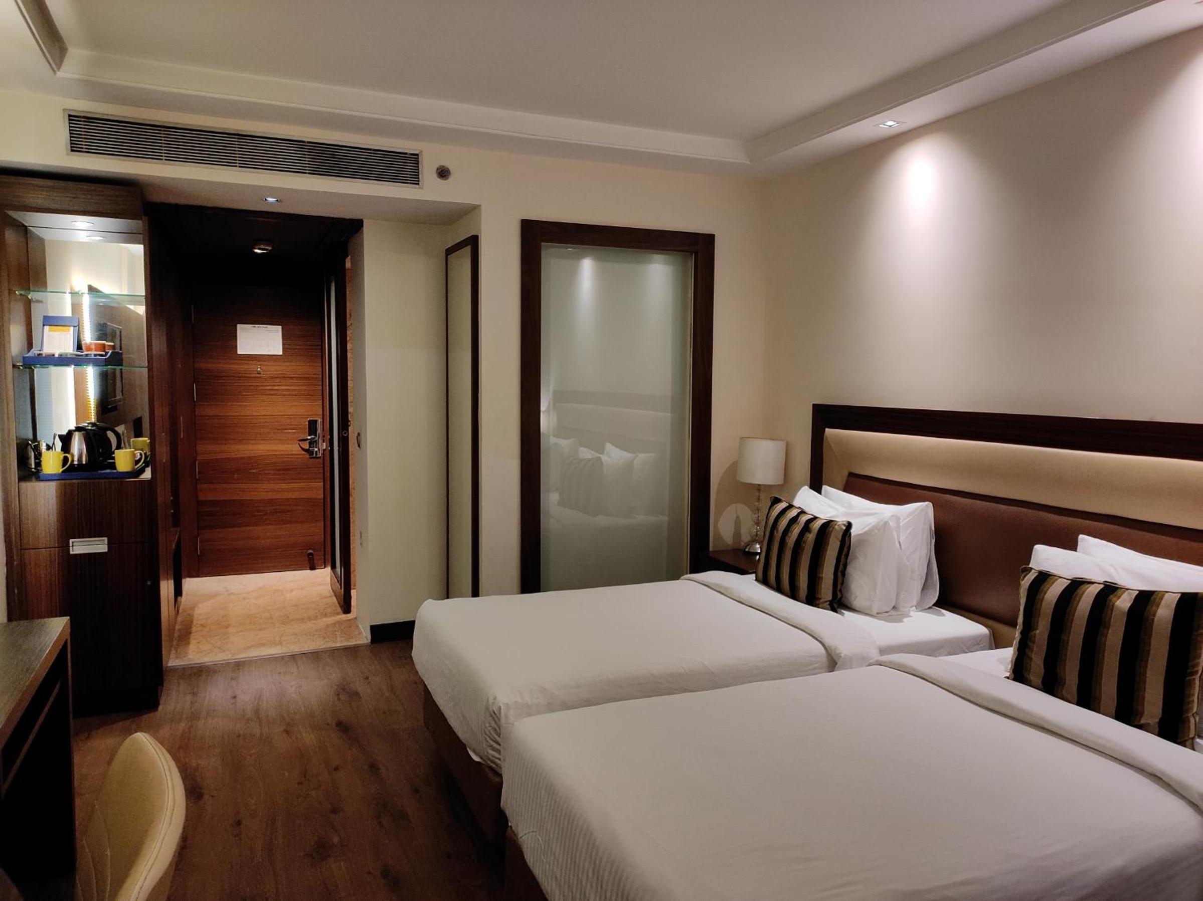 Club Room Twin- Wing B With 15% Discount On Food, Beverages, Spa And Laundry - Photo 3