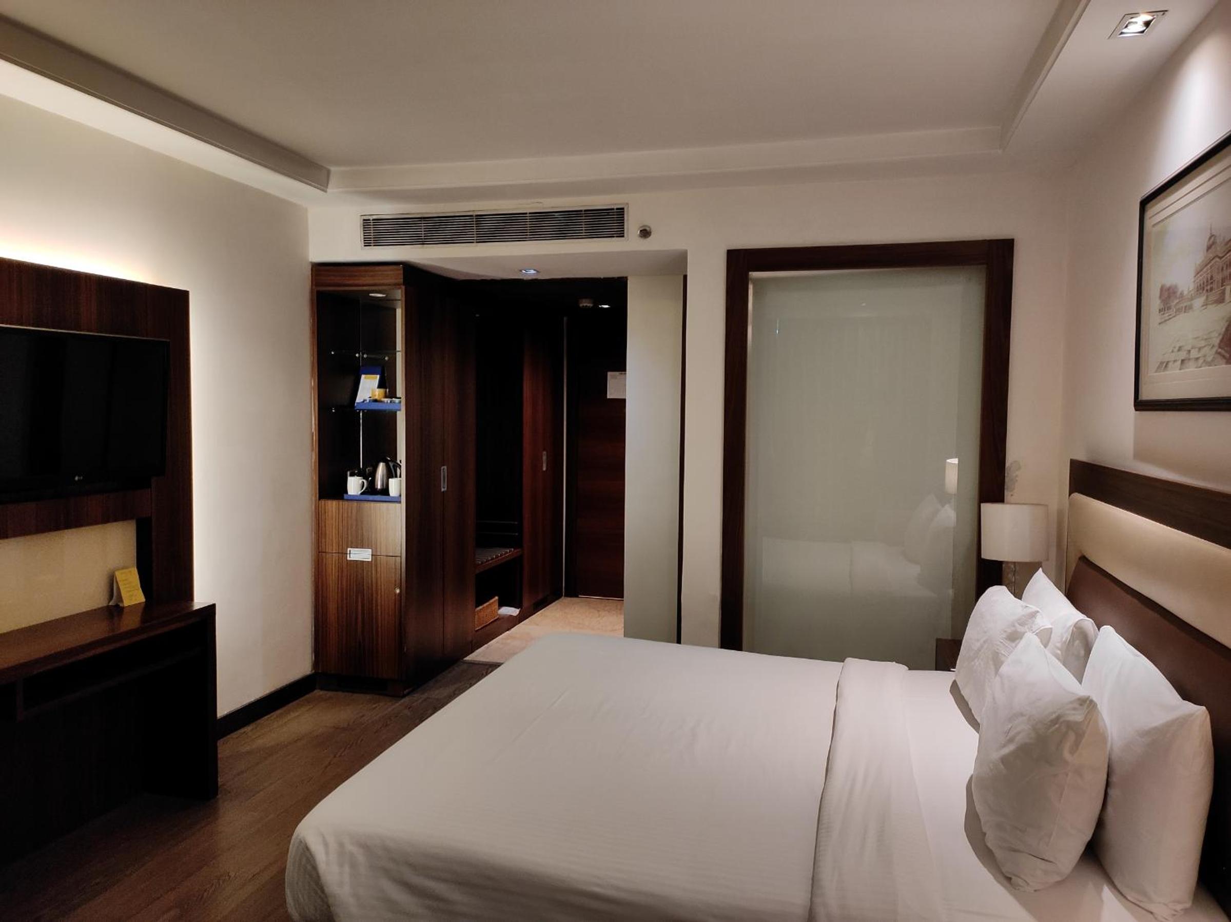 Club Room - Wing B With 15% Discount On Food, Beverages, Spa And Laundry photo 3