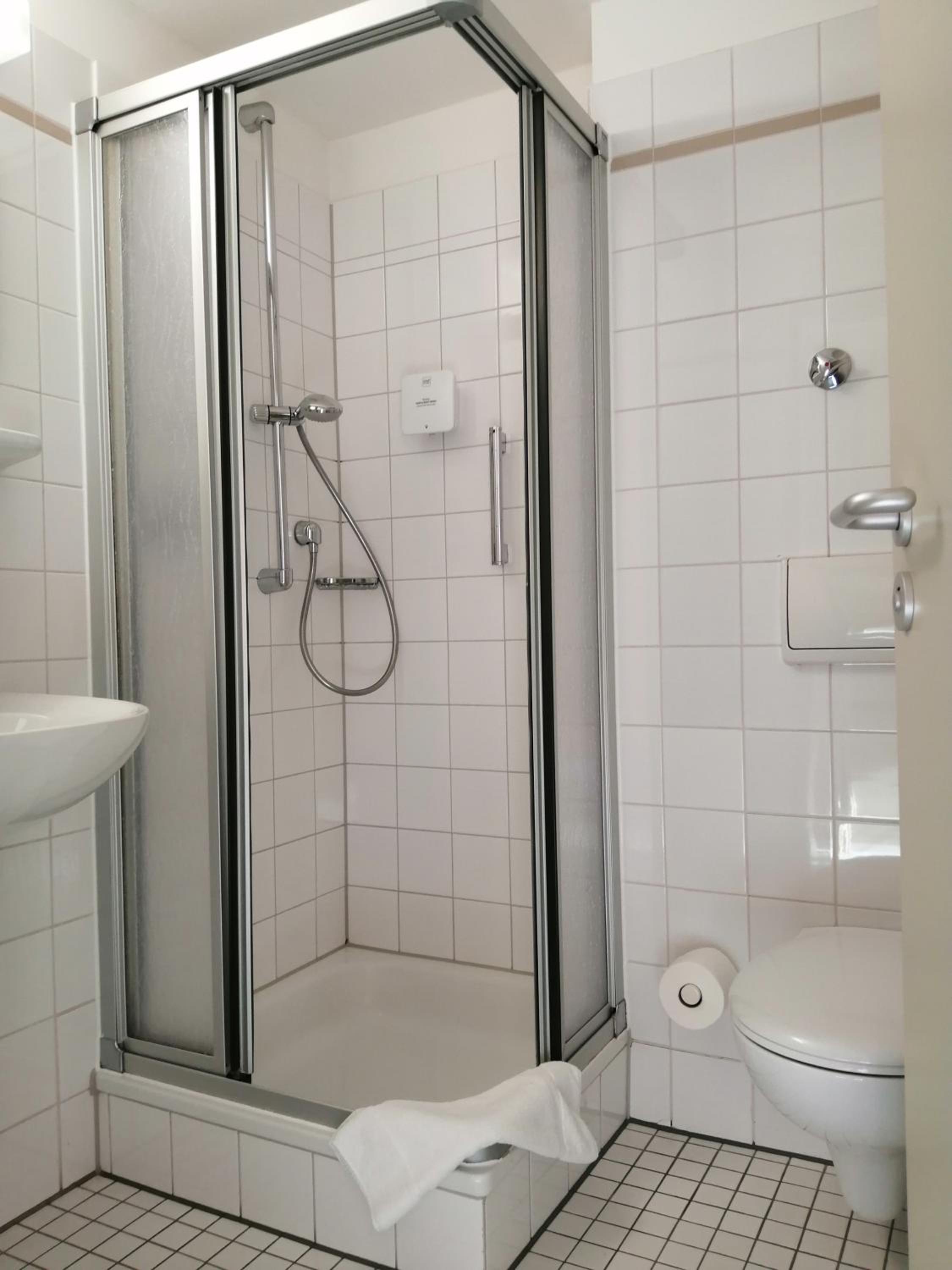 Large Single Room - Photo 3