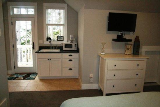 Five-Bedroom House photo 3