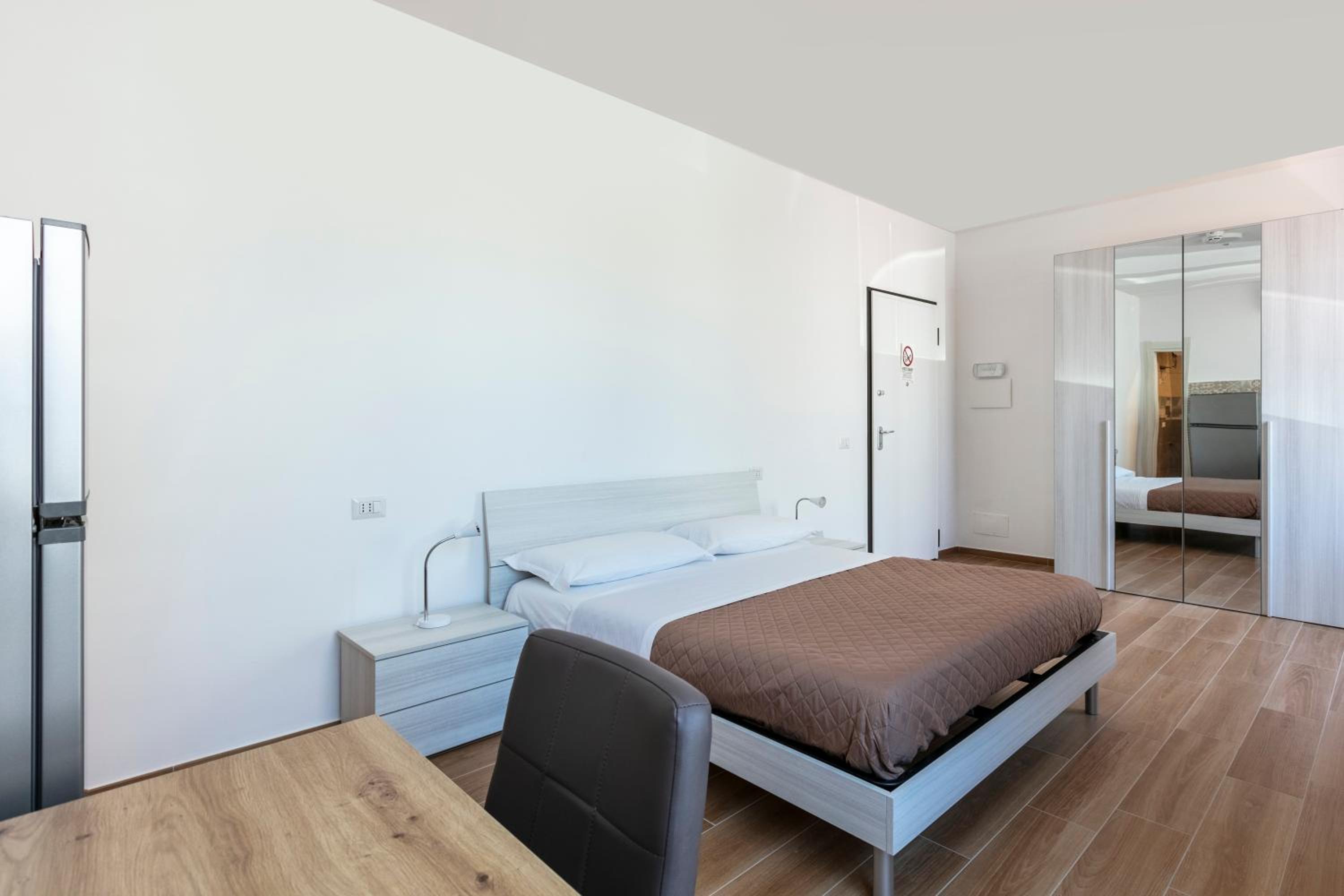 Economy Double Room - Photo 11