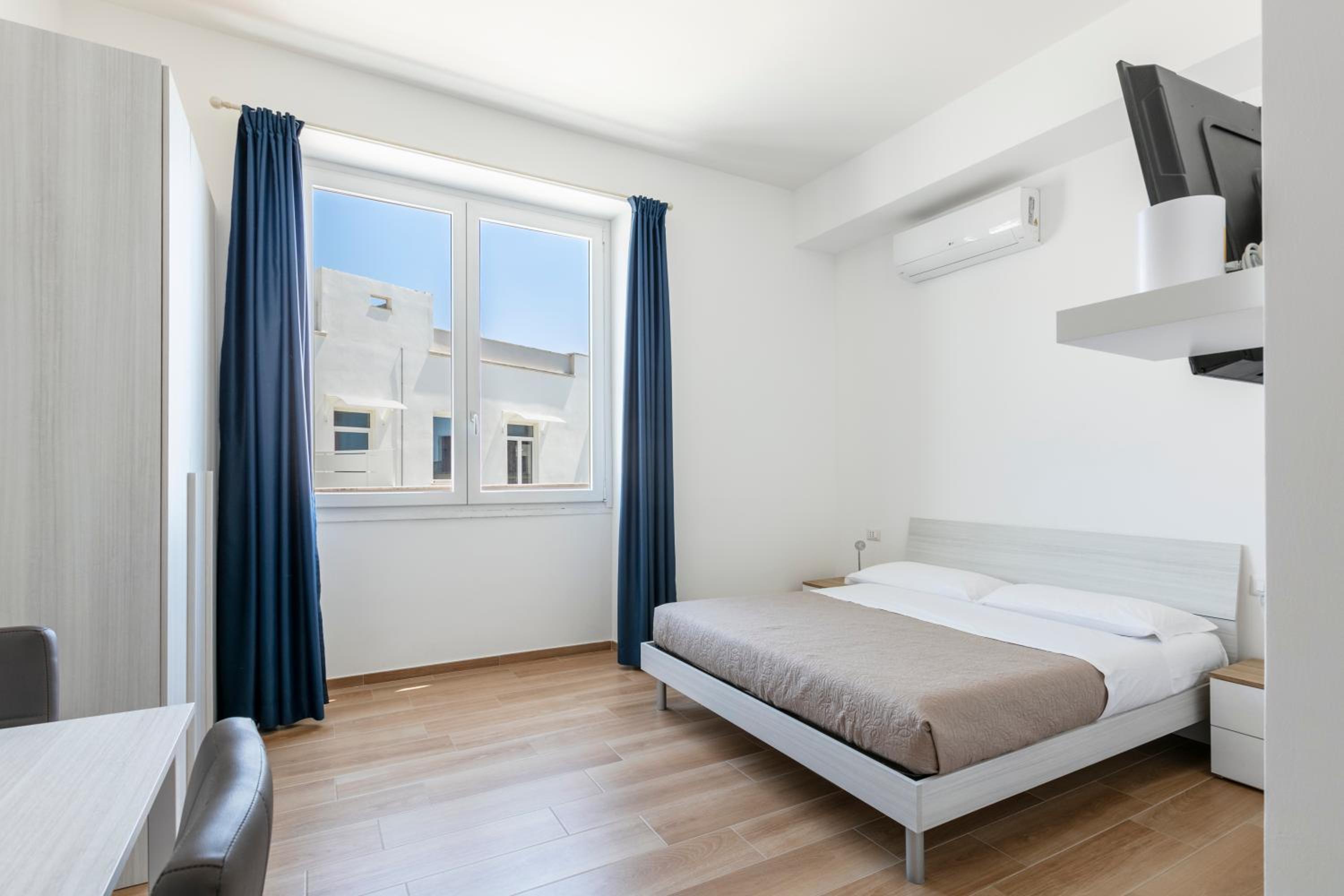 Economy Double Room - Photo 12