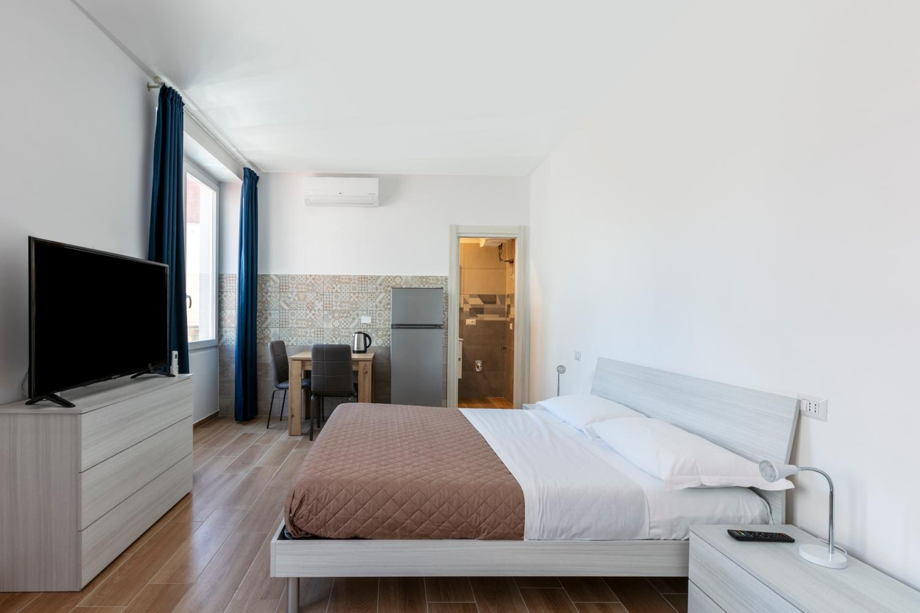 Economy Double Room - Photo 13