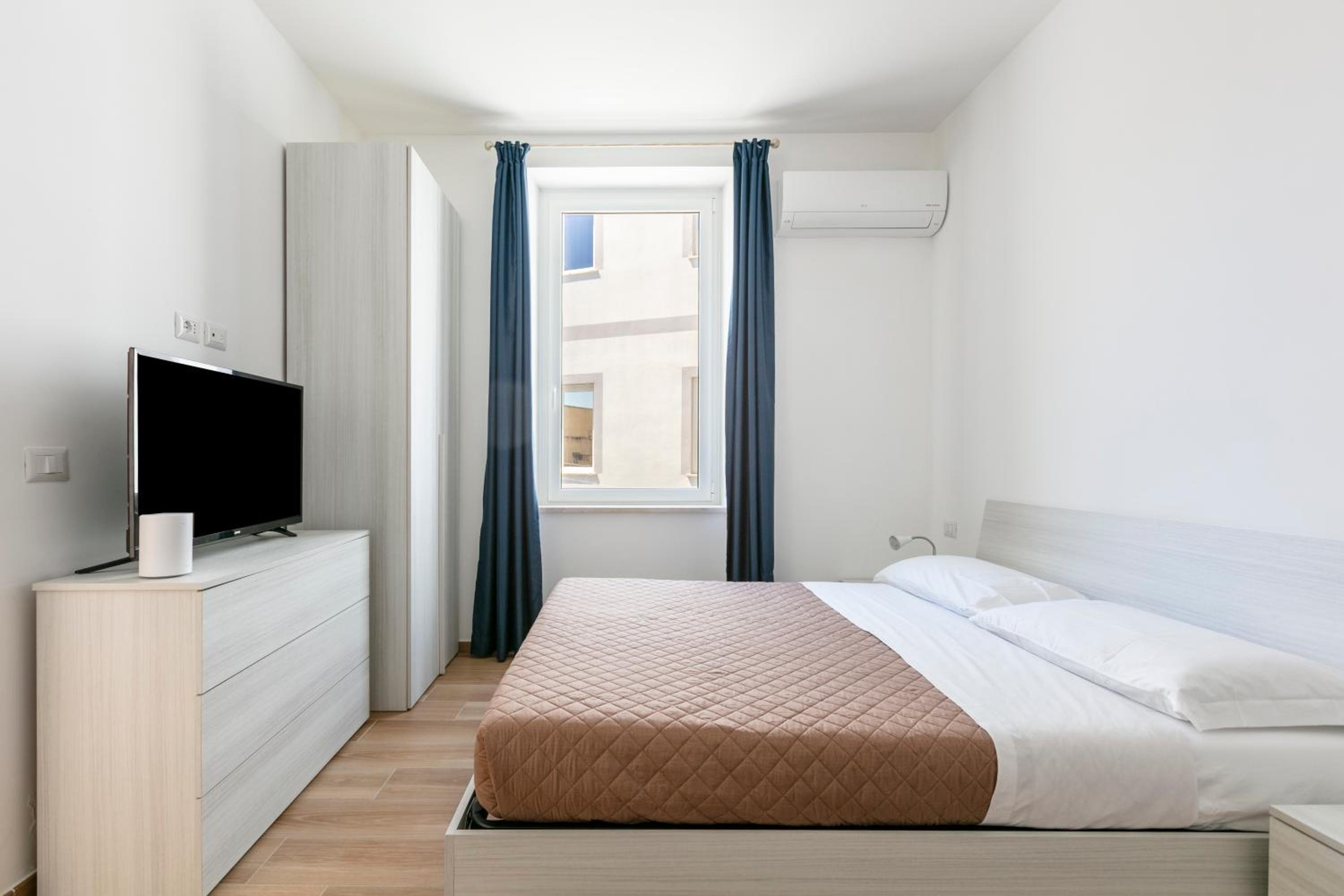 Economy Double Room - Photo 9