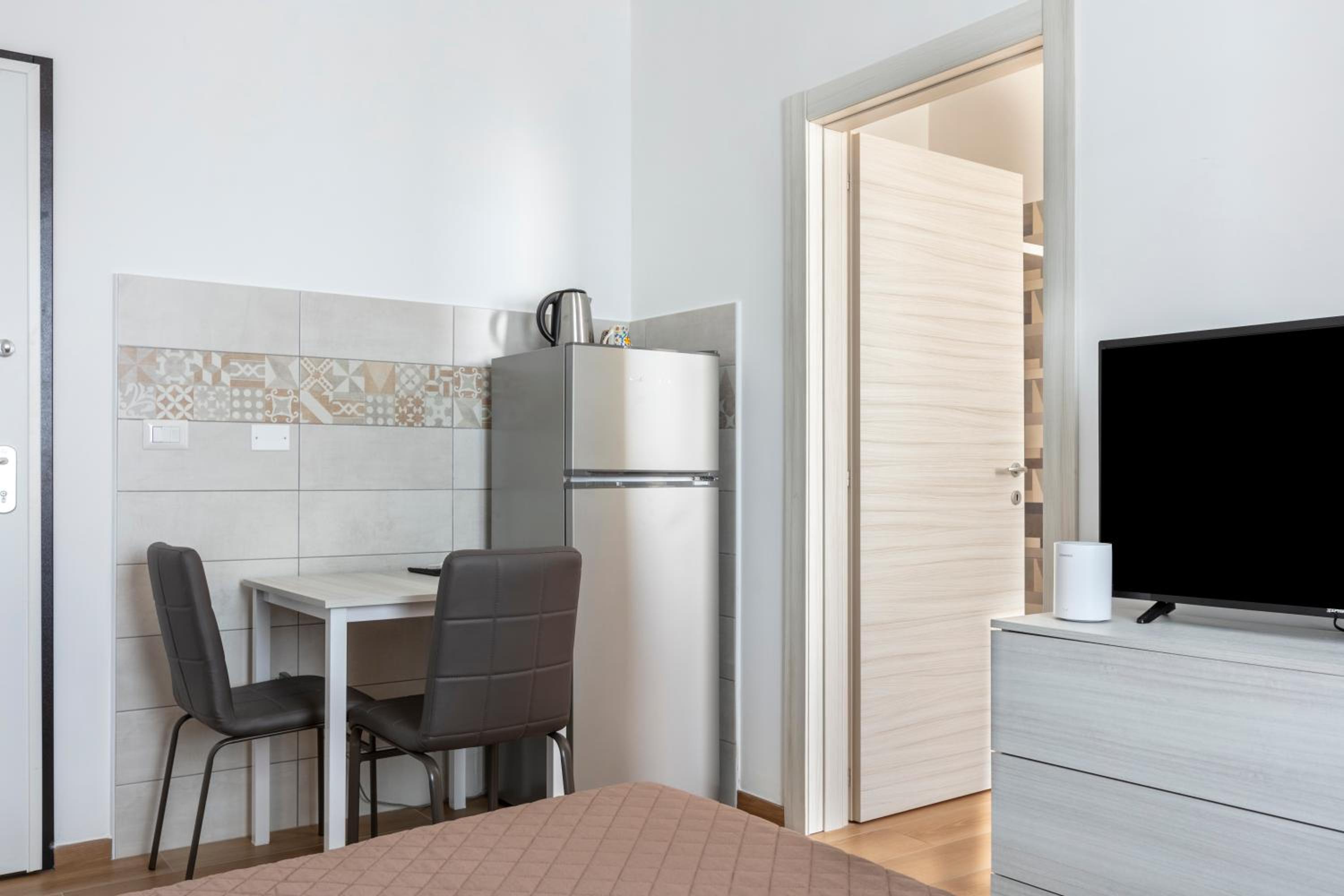 Economy Double Room - Photo 10