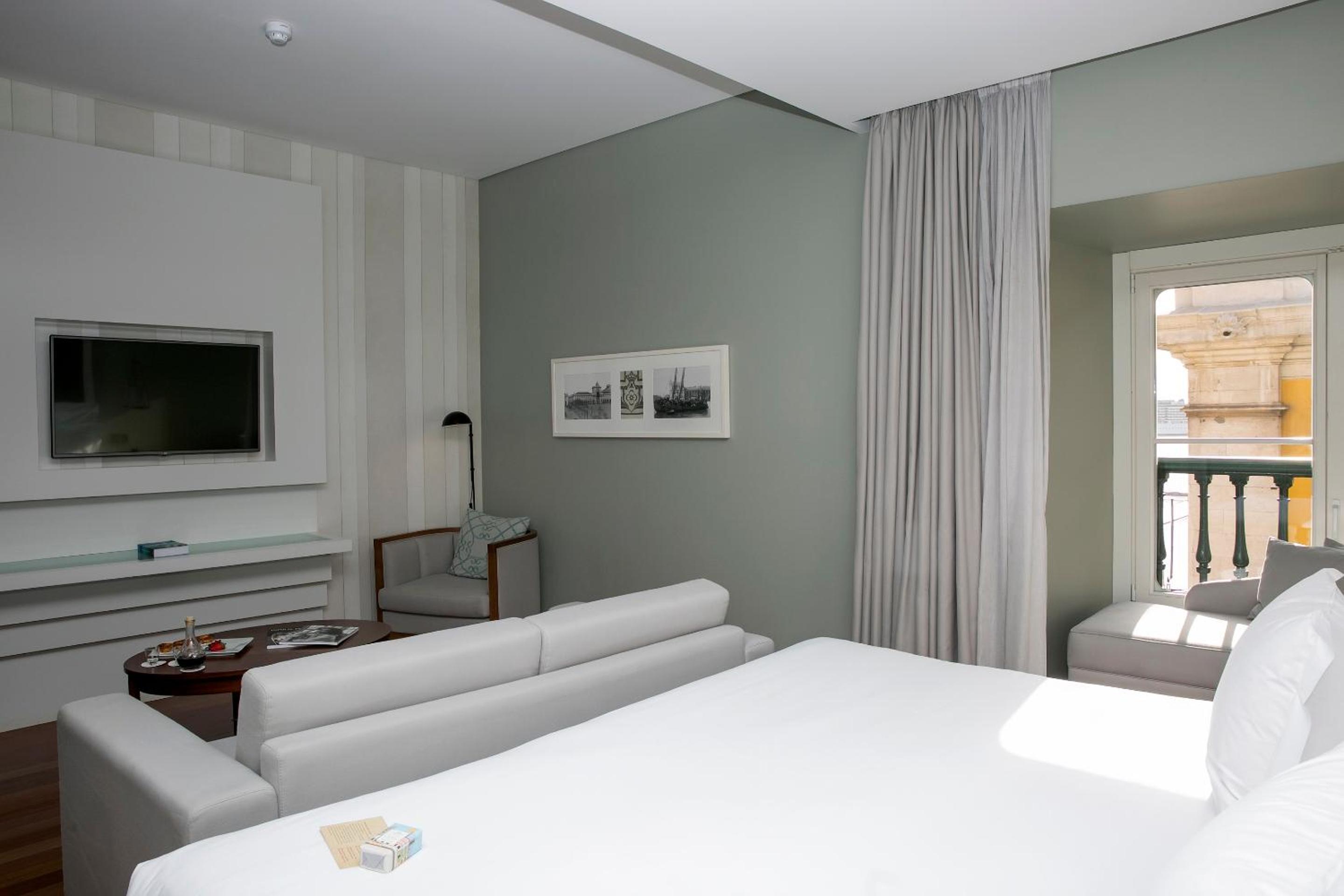 Deluxe Room with King Size Bed  (2 Adults + 1 Child) - Photo 3