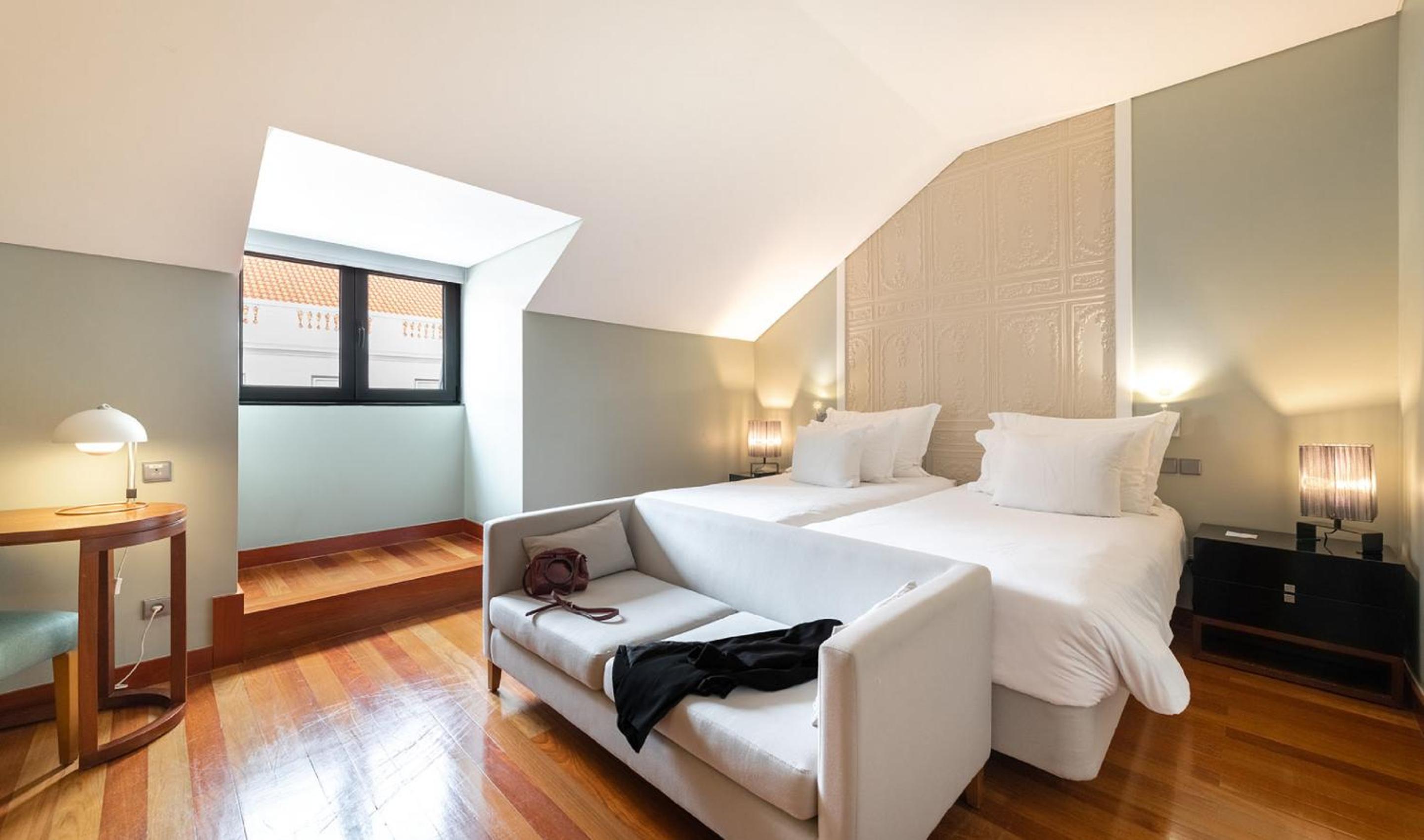 Deluxe Room with King Size Bed  (2 Adults + 1 Child) - Photo 1