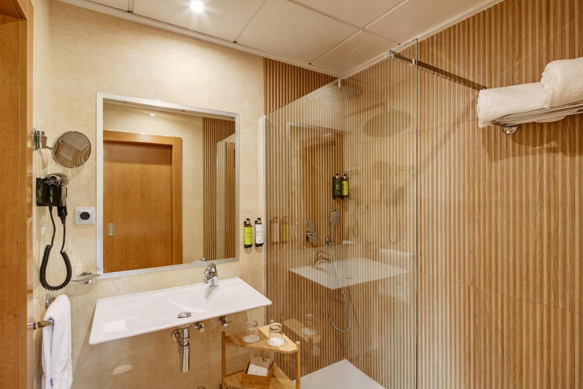 Junior Suite (2 Adults) - Photo 2