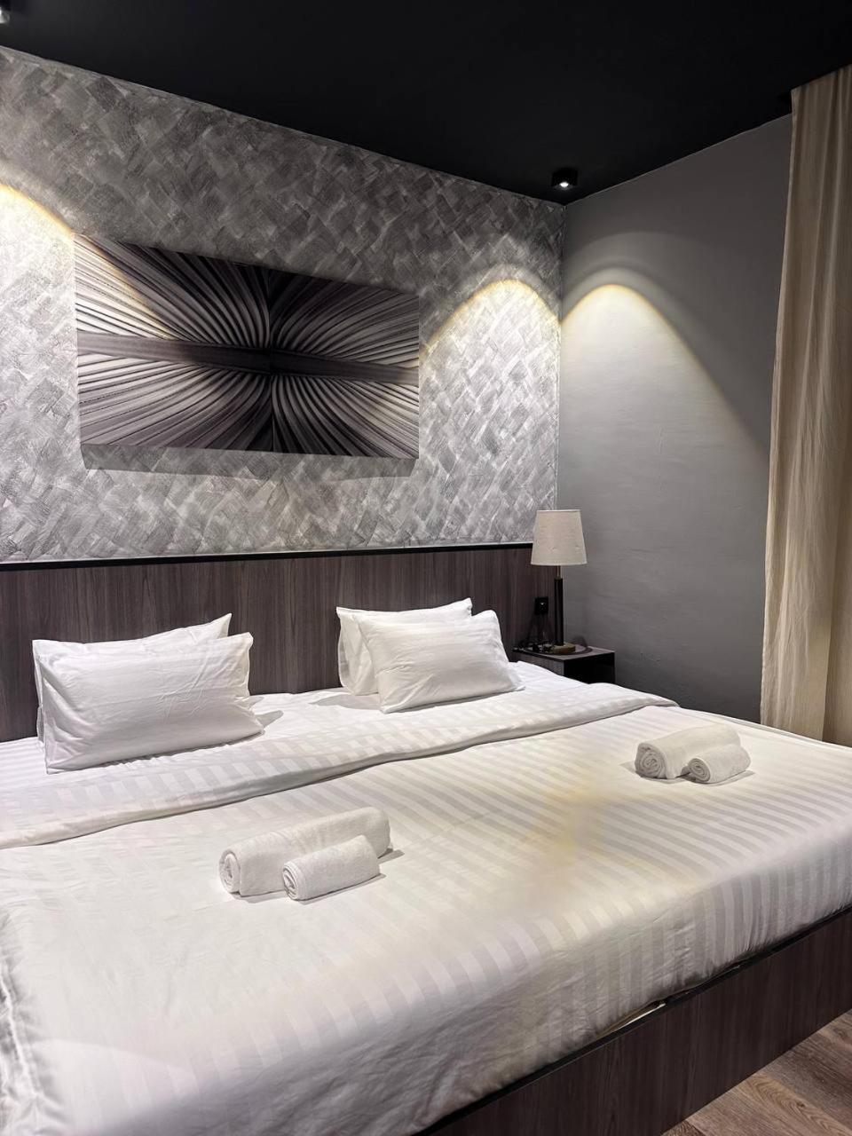 Deluxe King Room - Photo 6