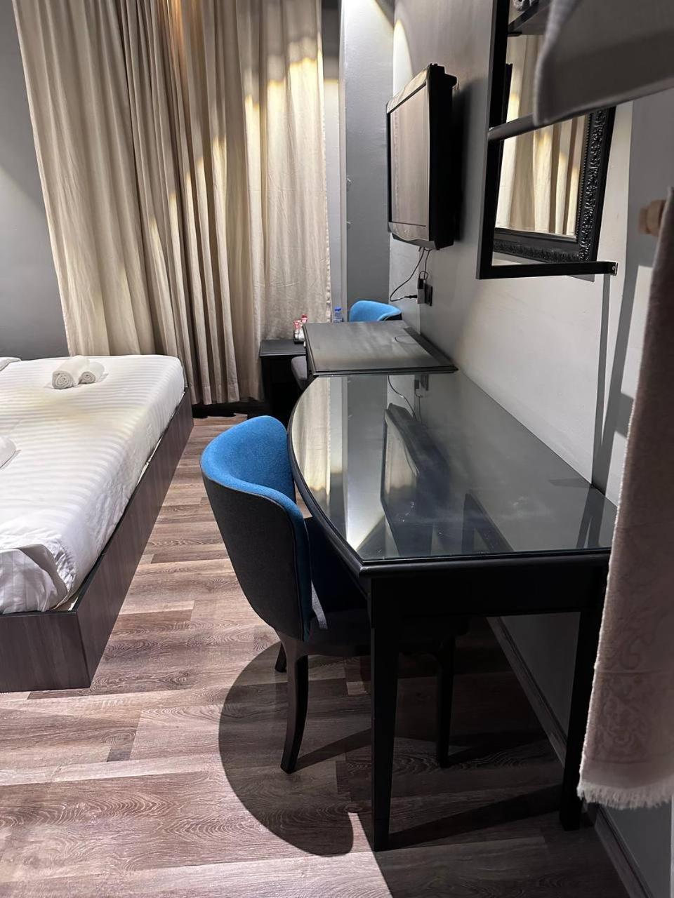 Deluxe King Room - Photo 7