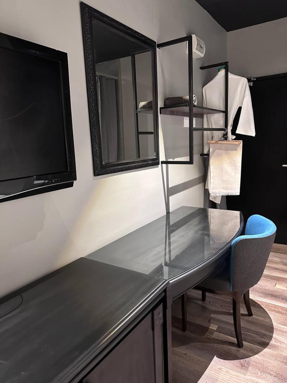Deluxe King Room - Photo 8