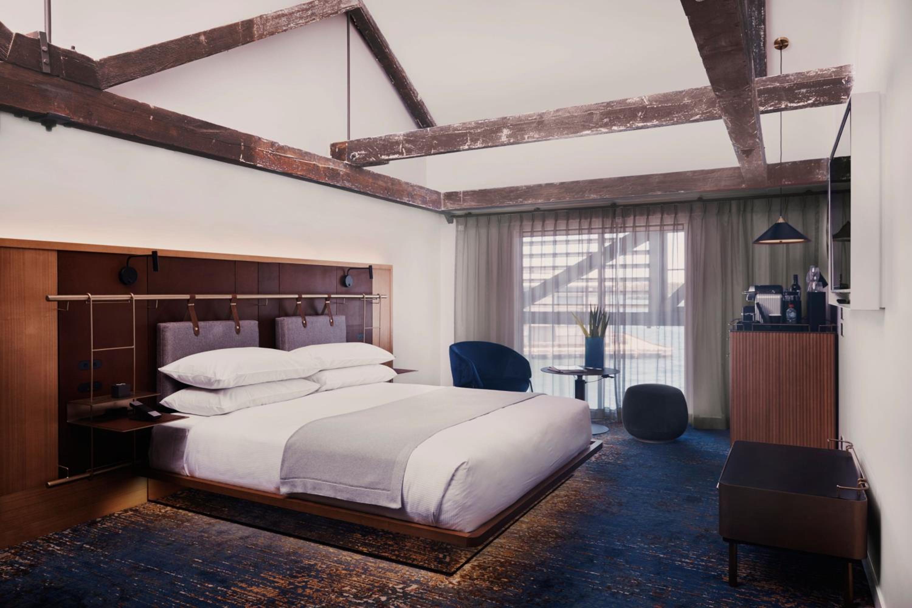 Heritage King Room