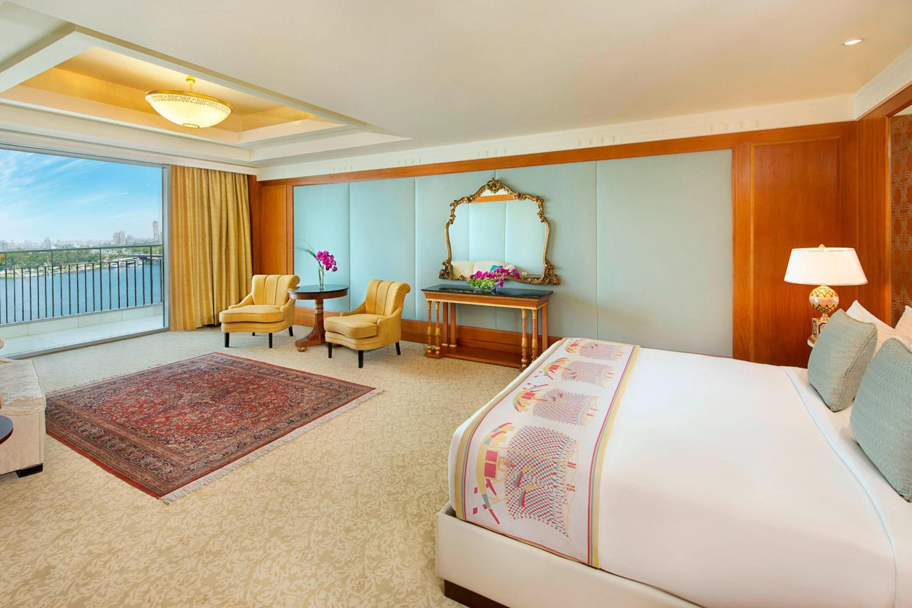 One-Bedroom Royal King Suite - Club Lounge Access