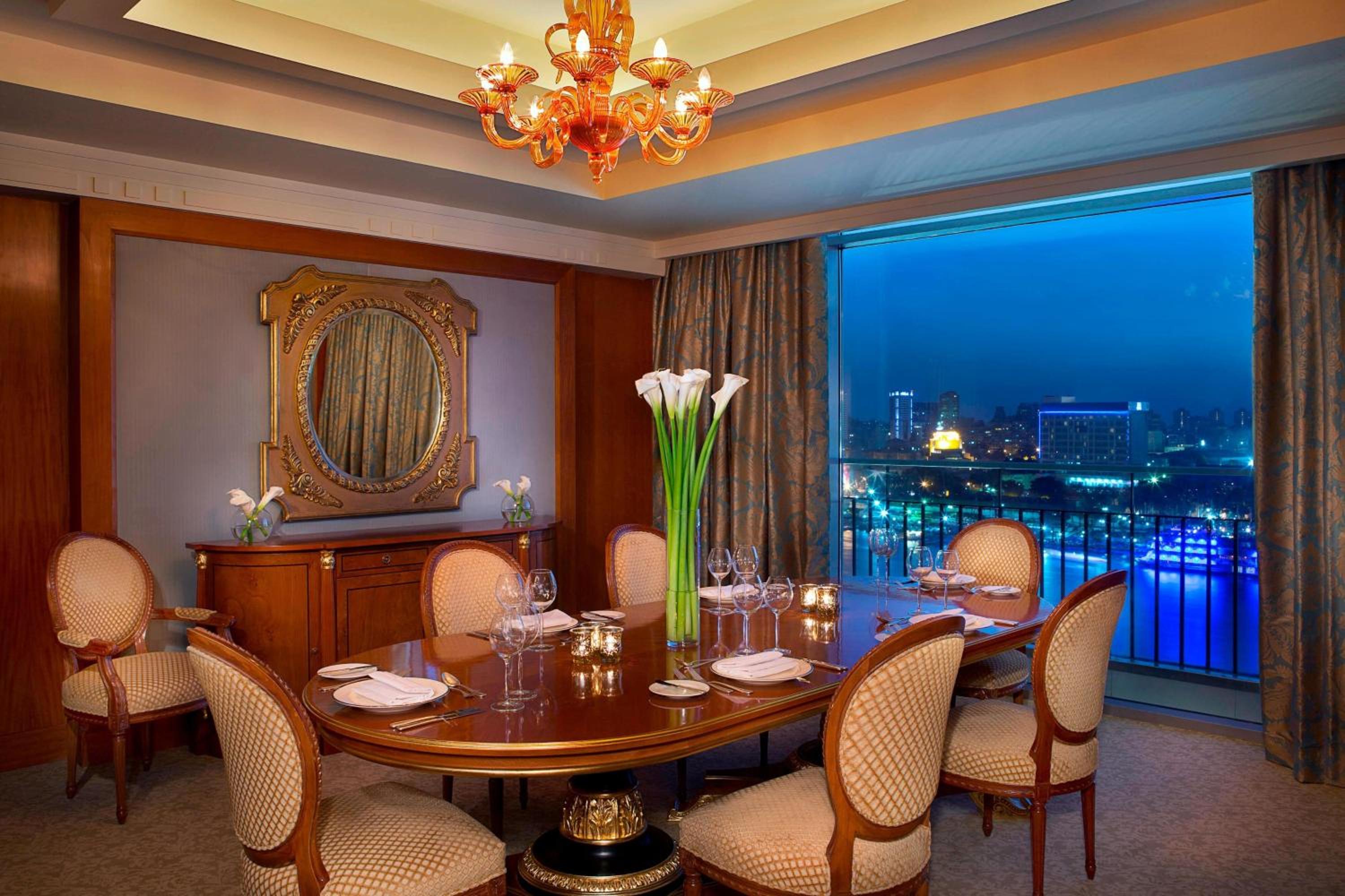 One-Bedroom Royal King Suite - Club Lounge Access thumbnail 5
