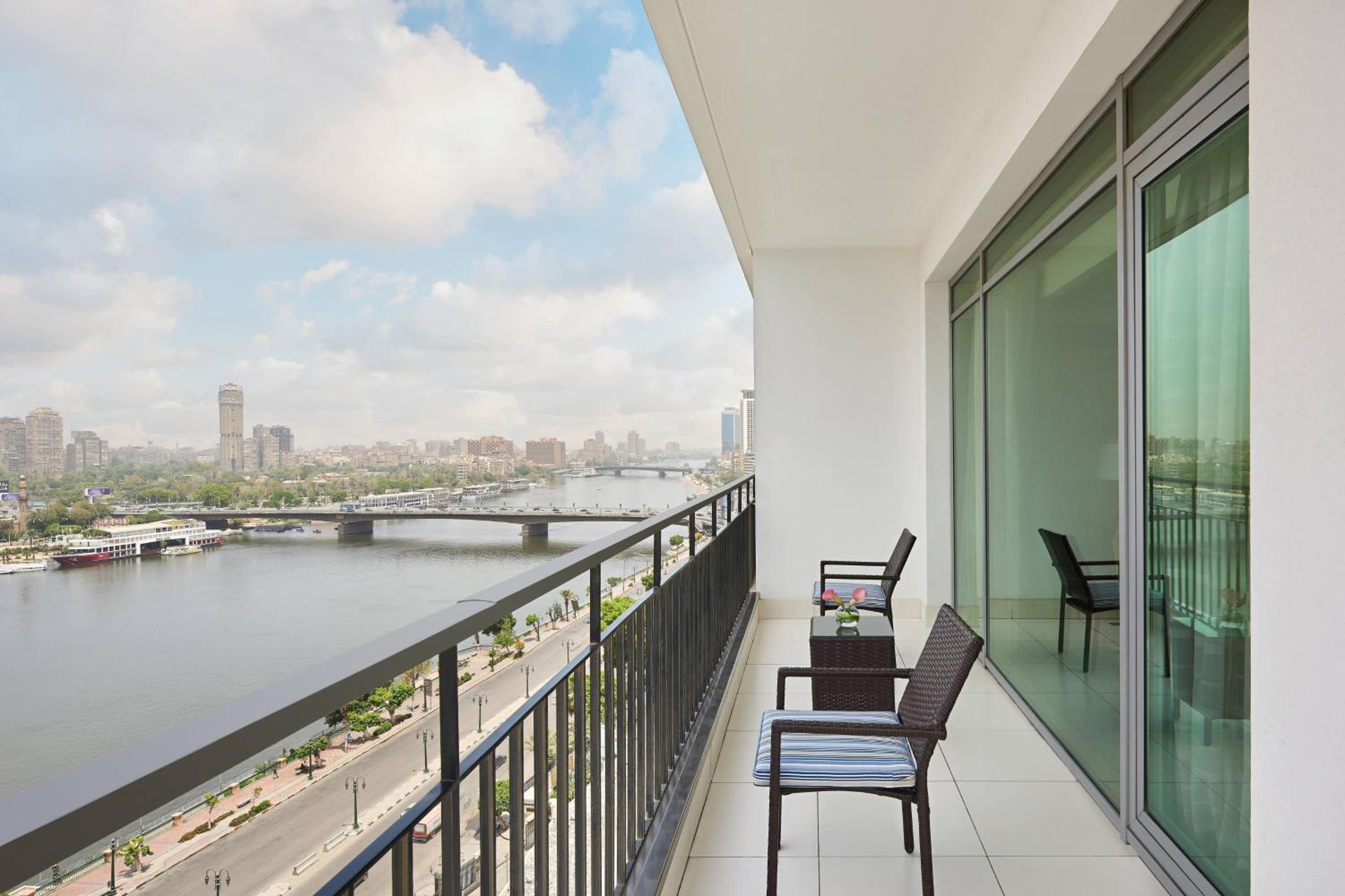 One-Bedroom Royal King Suite - Club Lounge Access thumbnail 6