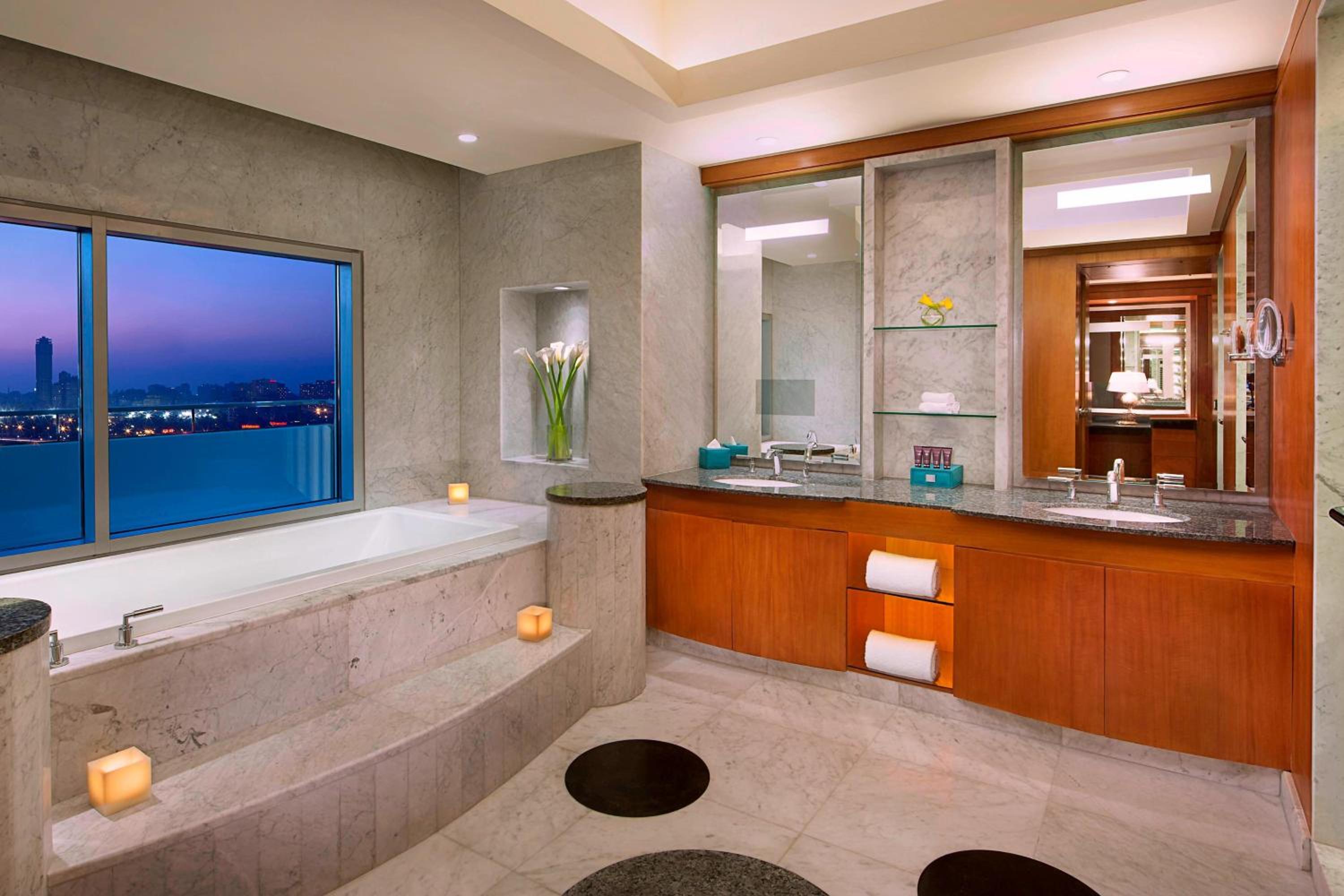 One-Bedroom Royal King Suite - Club Lounge Access