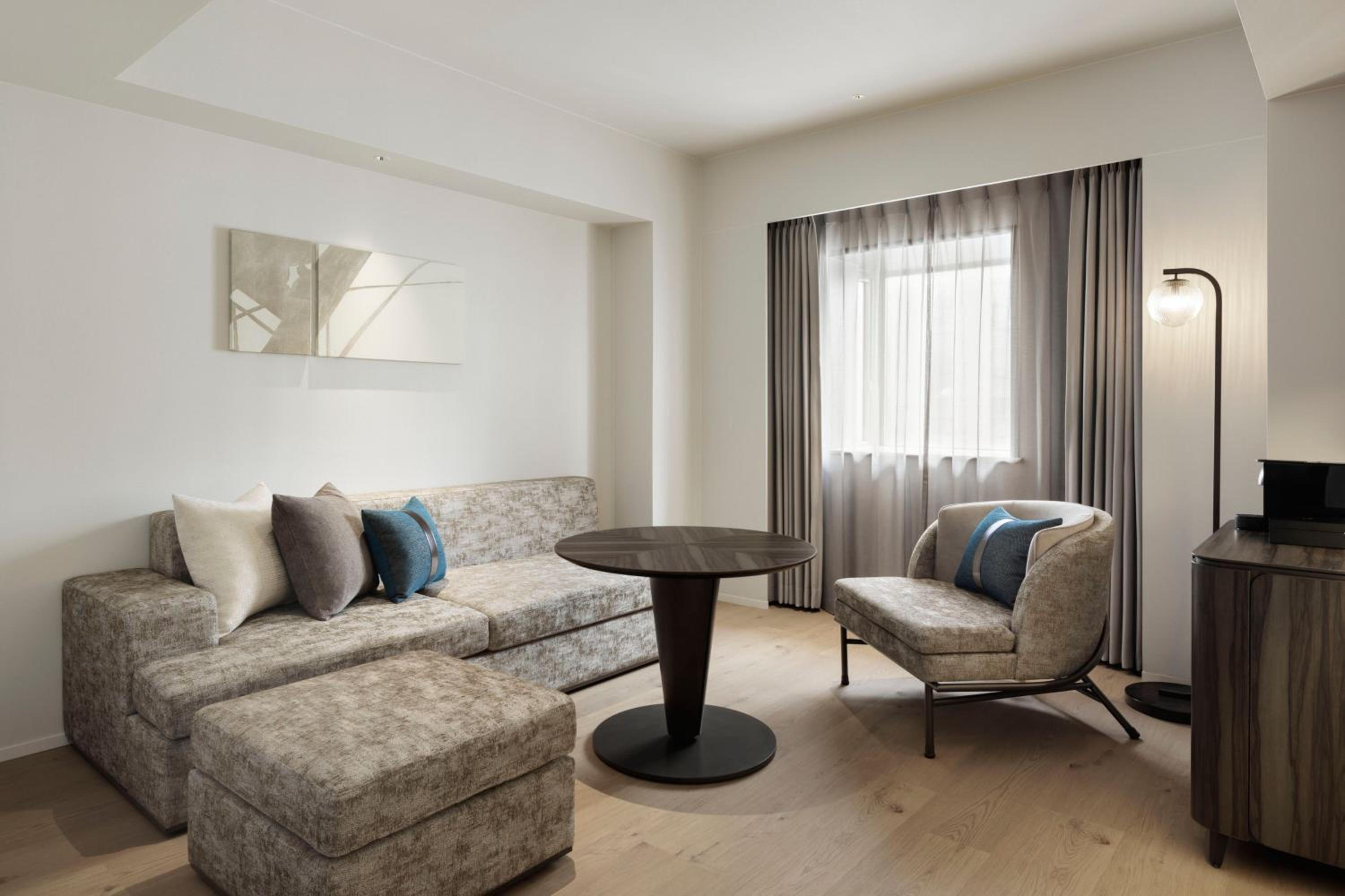 Premium Larger King Room photo 2