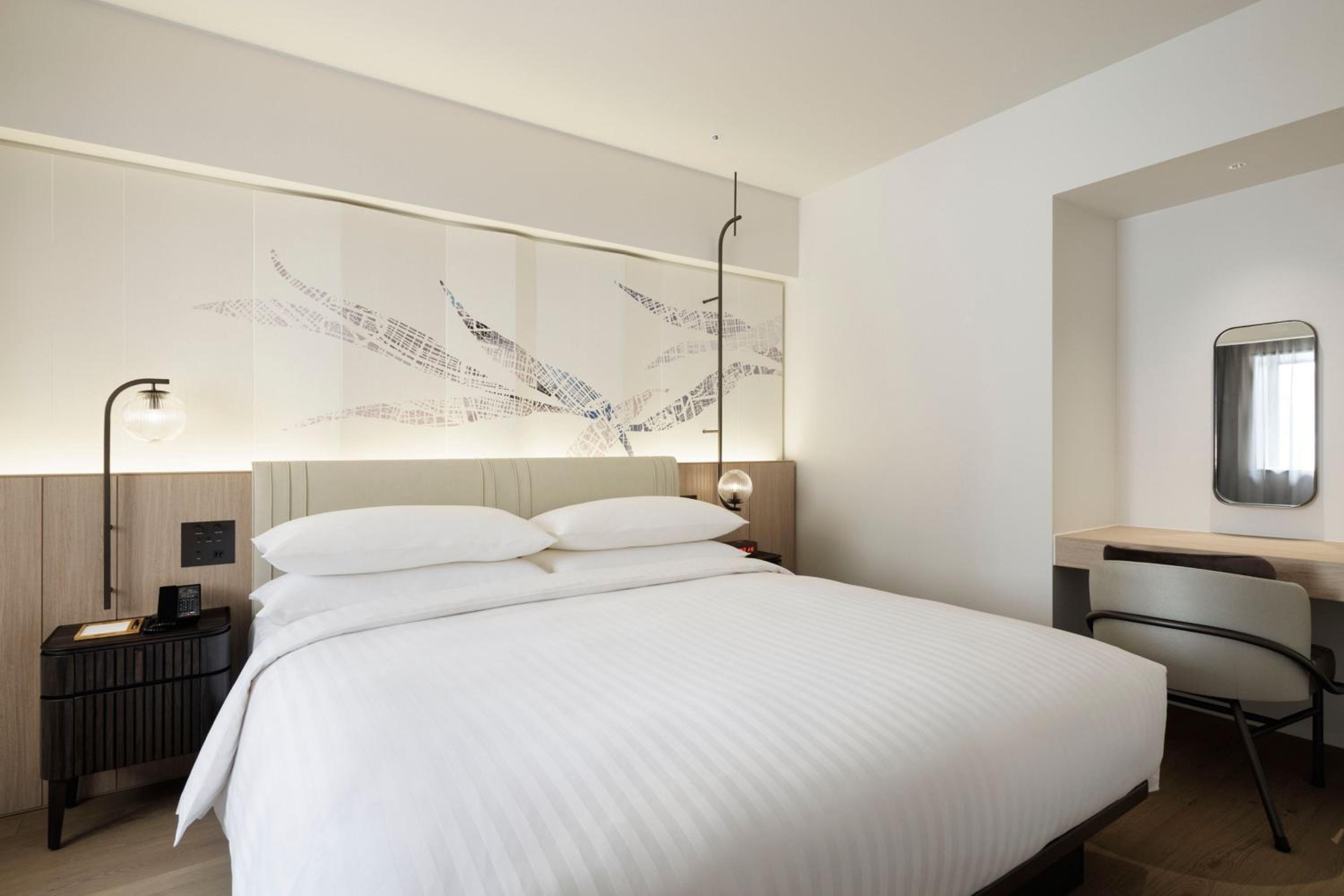 Premium Larger King Room photo 3