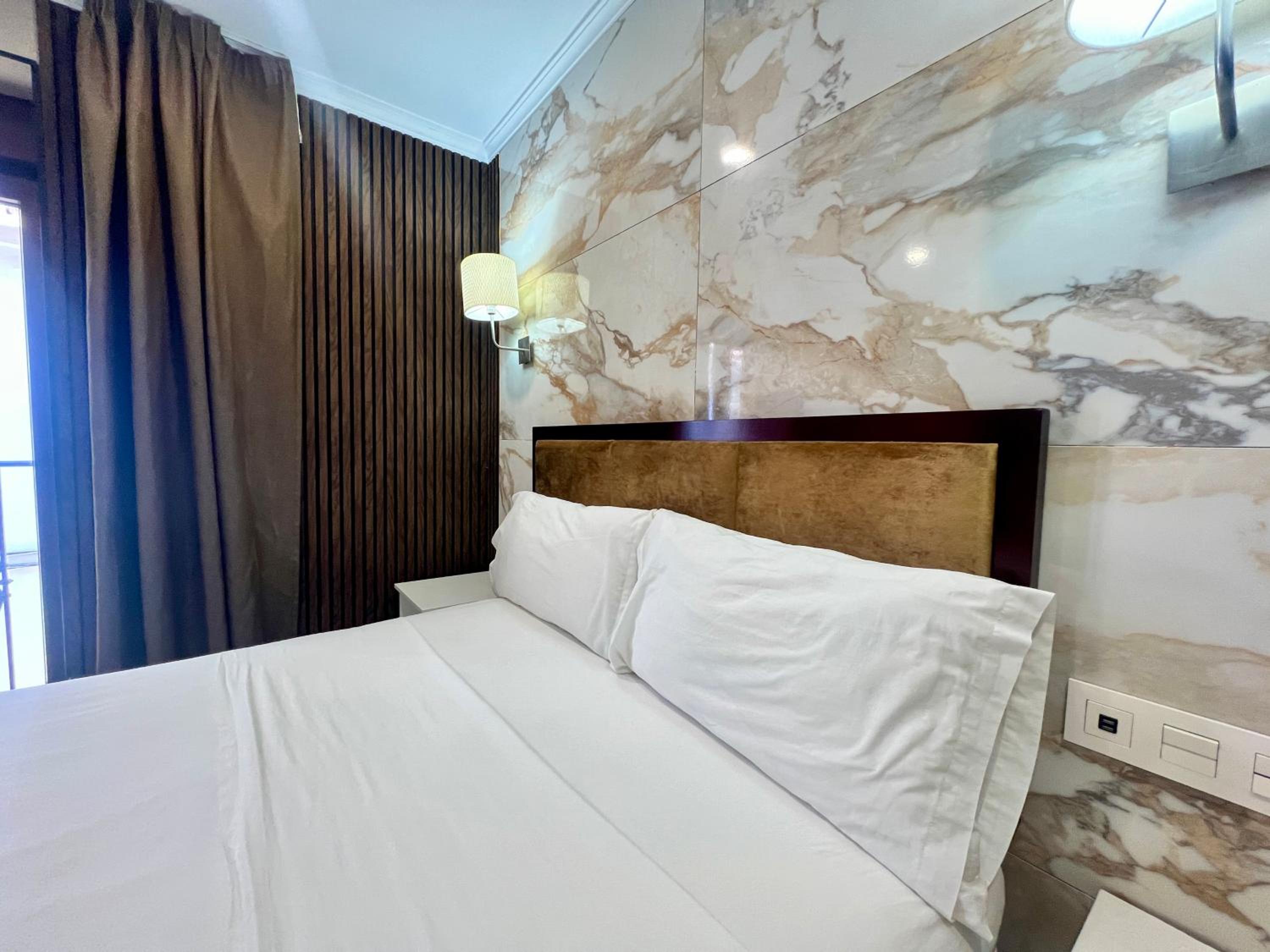 Double Room with Balcony - Photo 8