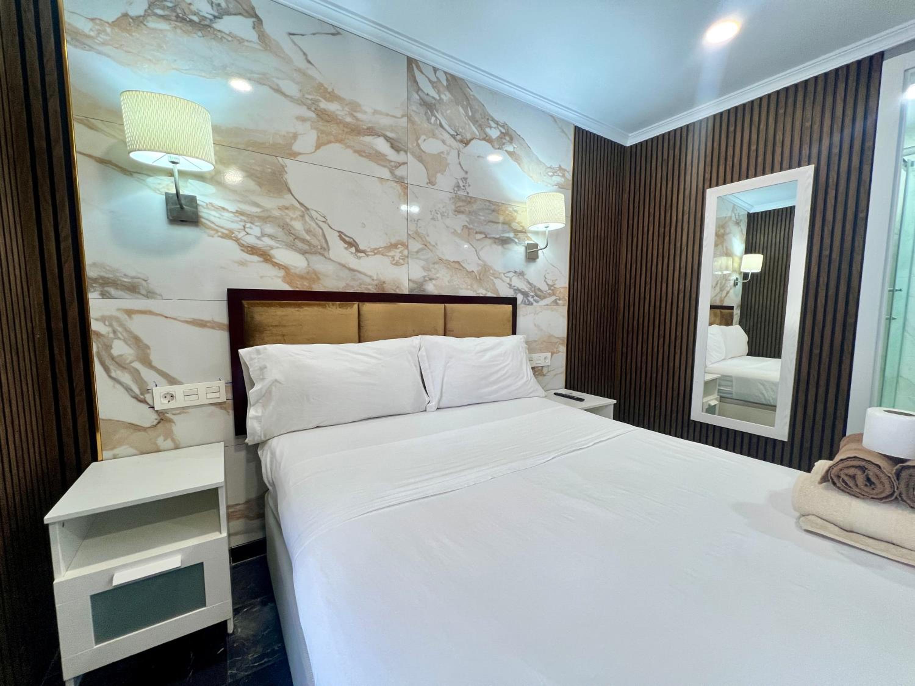 Double Room with Balcony - Photo 7
