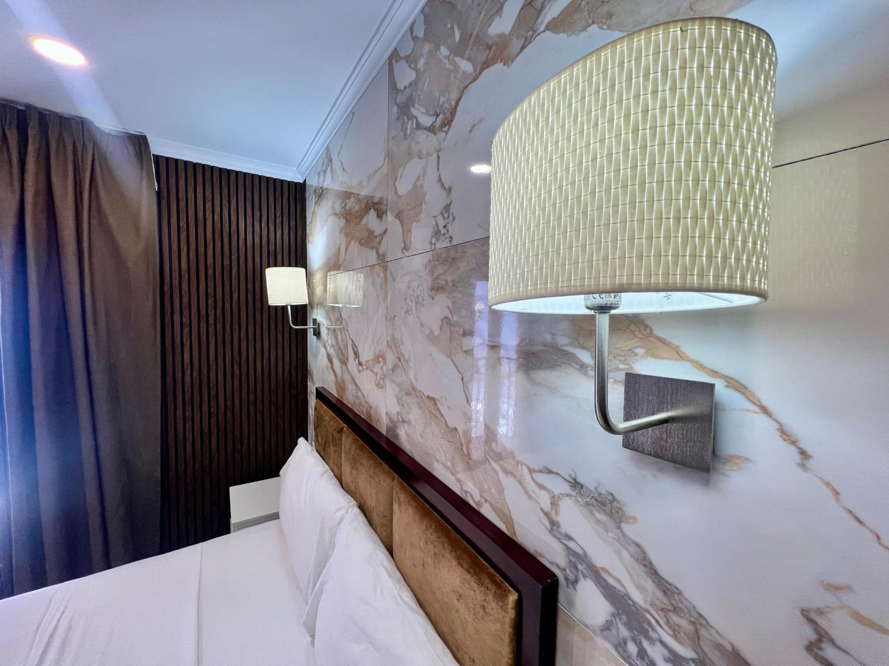 Double Room with Balcony - Photo 1