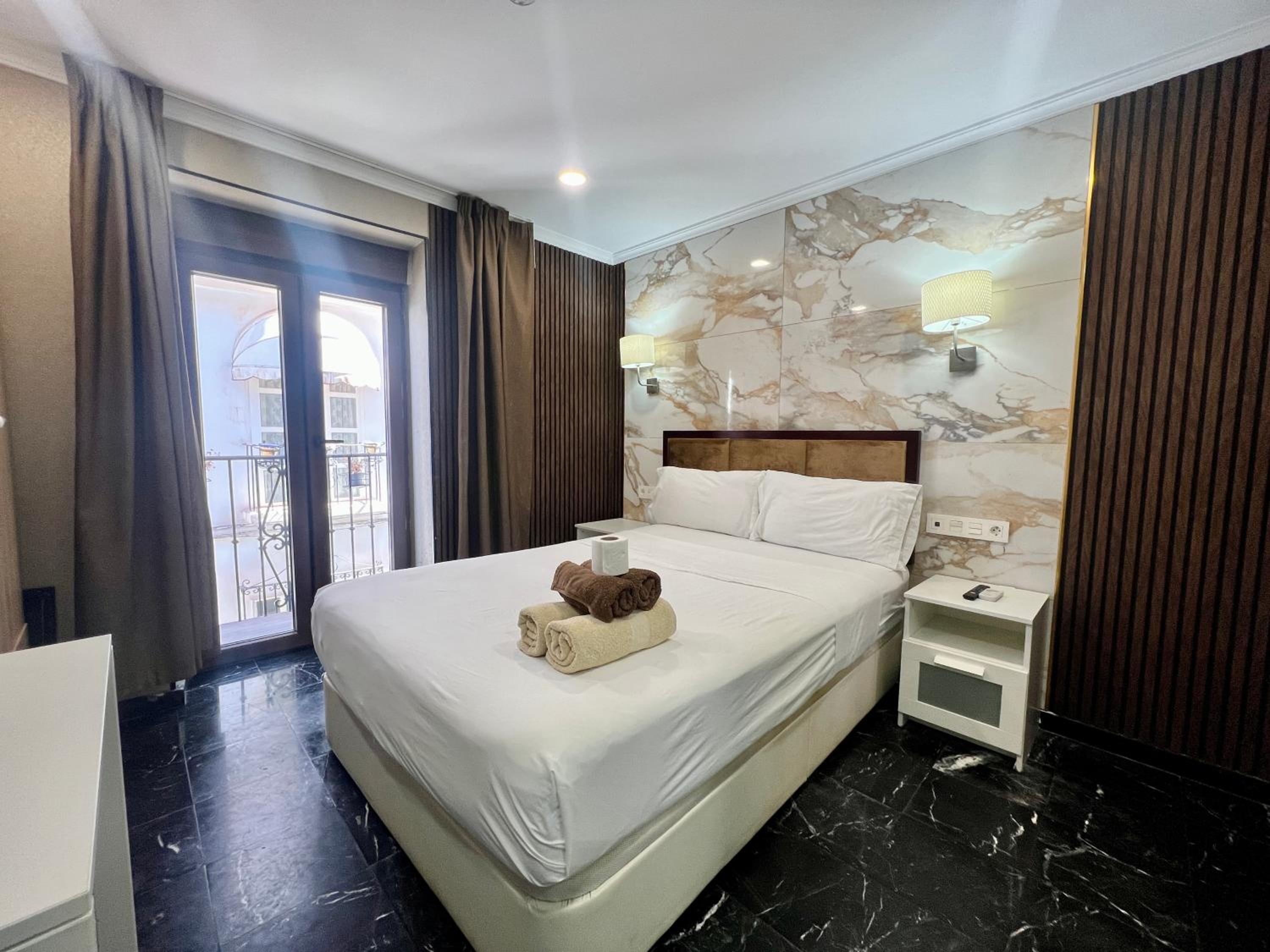 Double Room with Balcony - Photo 2