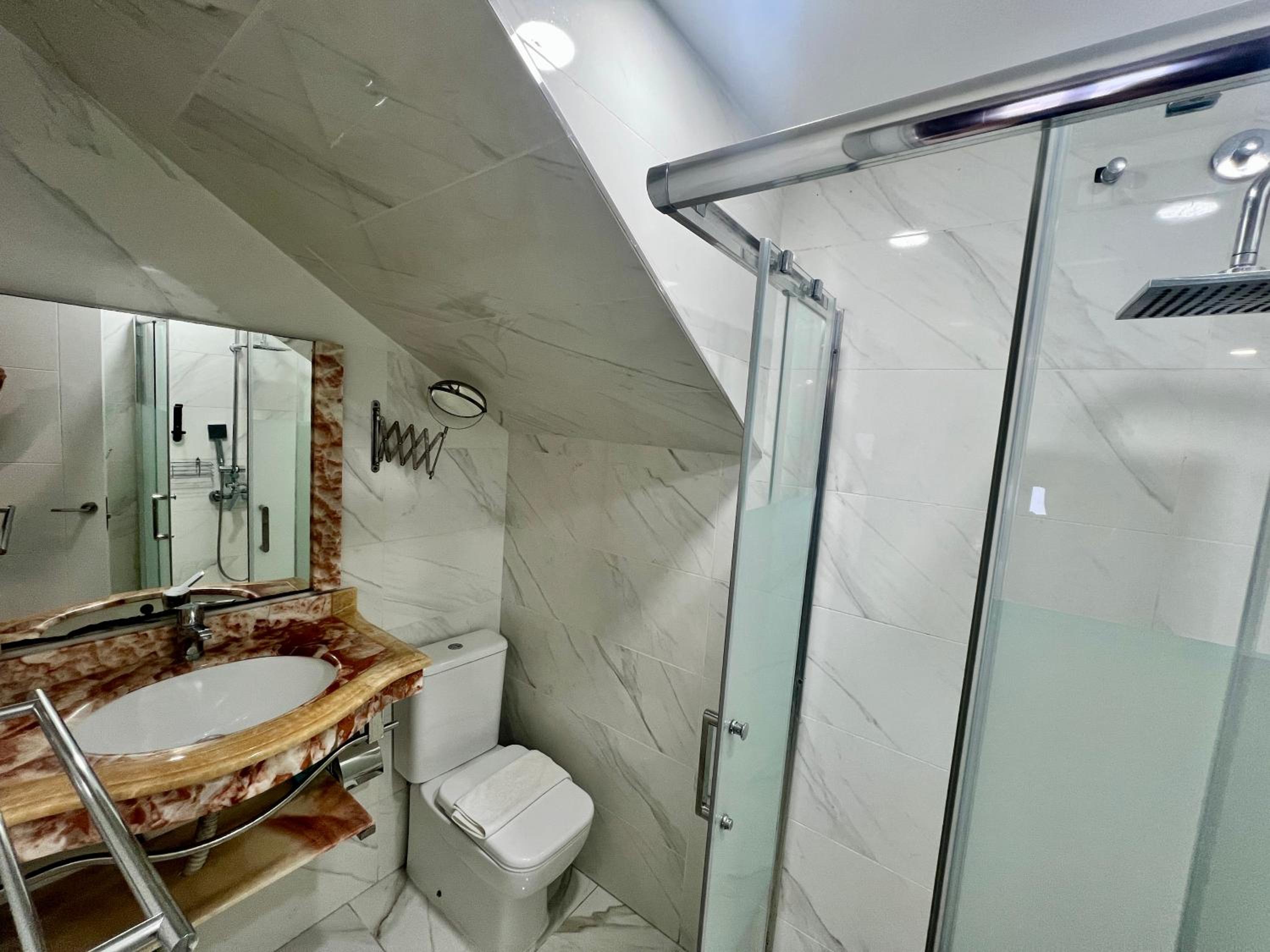 Double Room with Balcony - Photo 3