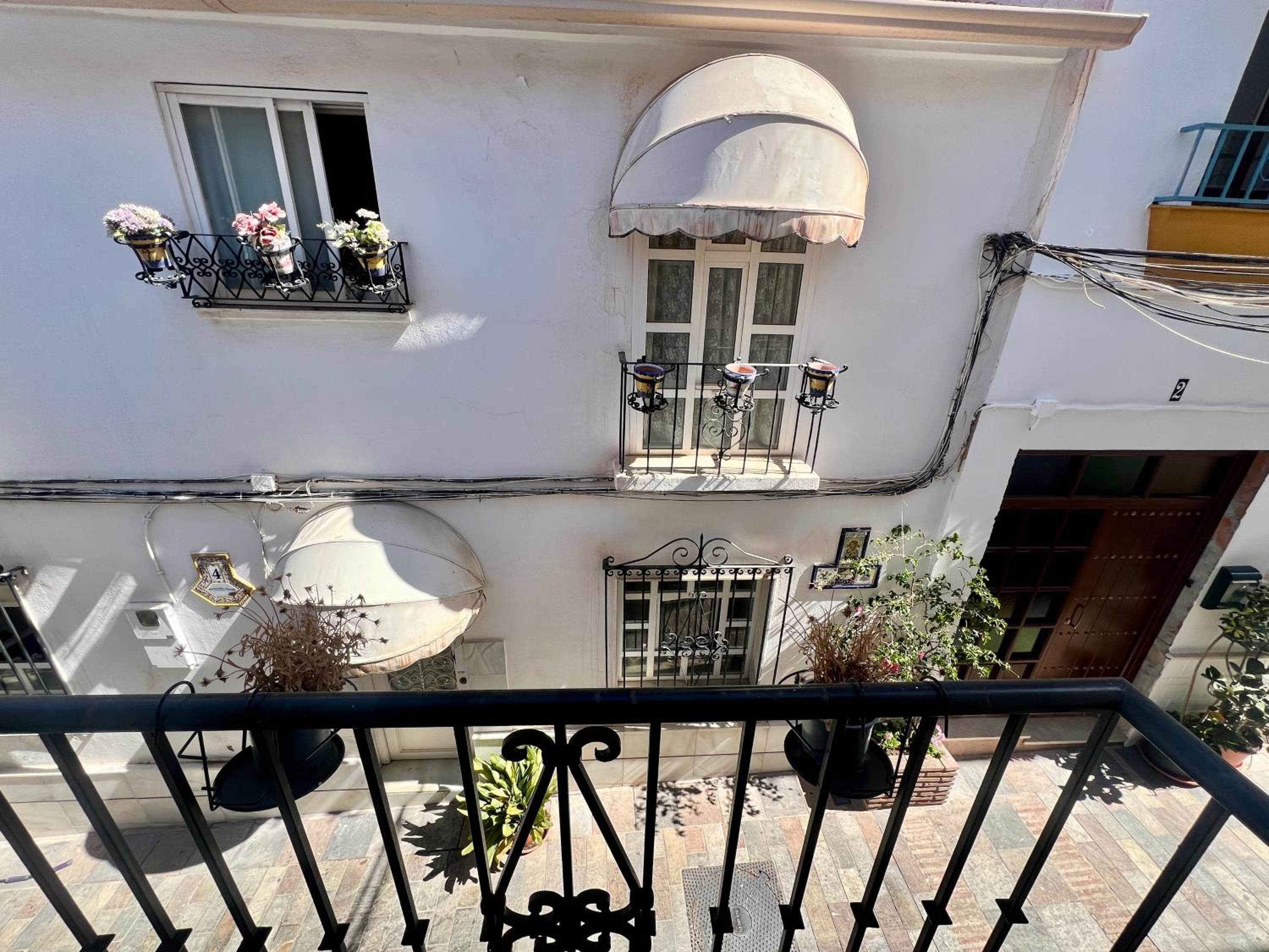 Double Room with Balcony - Photo 10