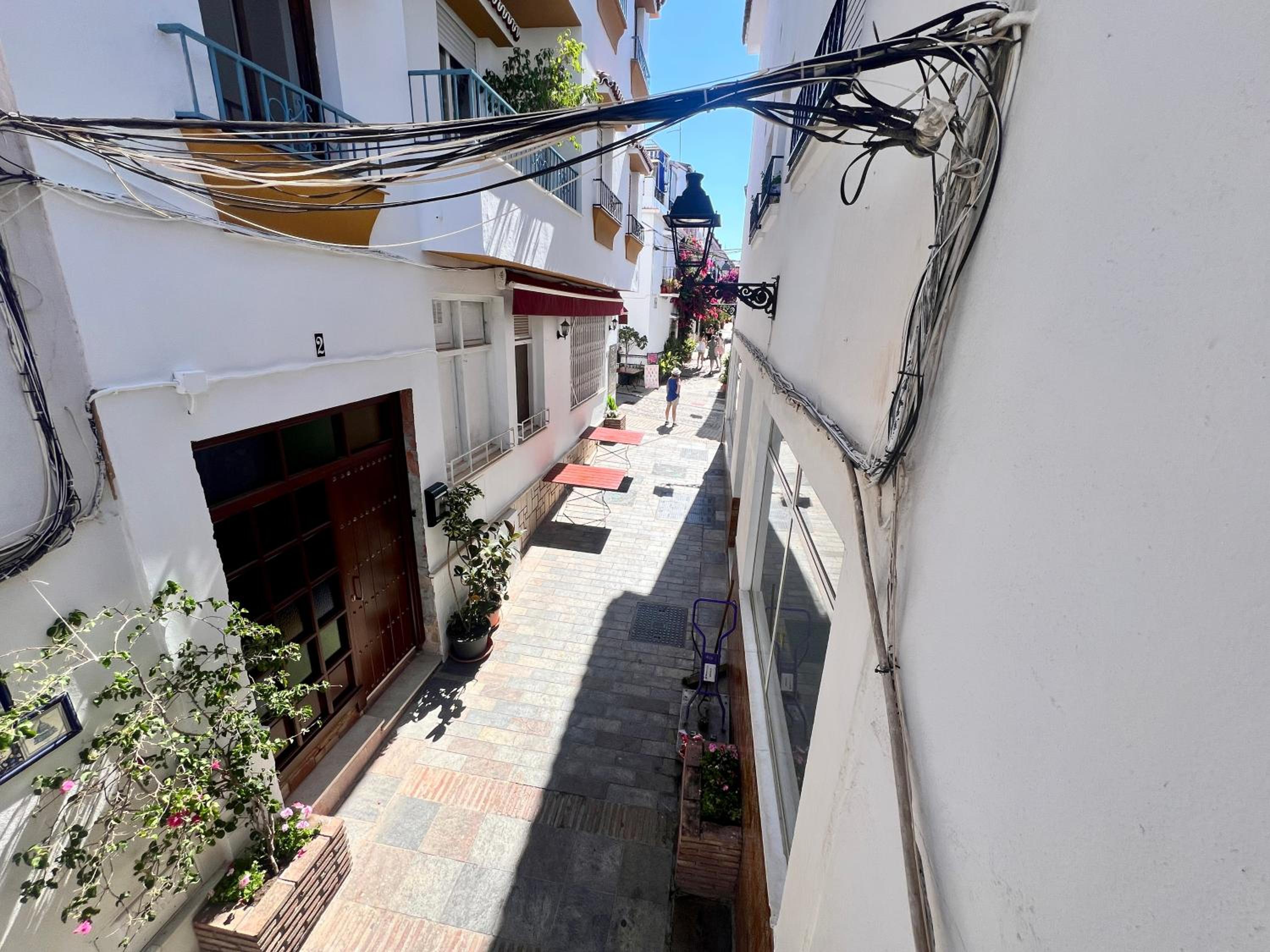 Double Room with Balcony - Photo 6