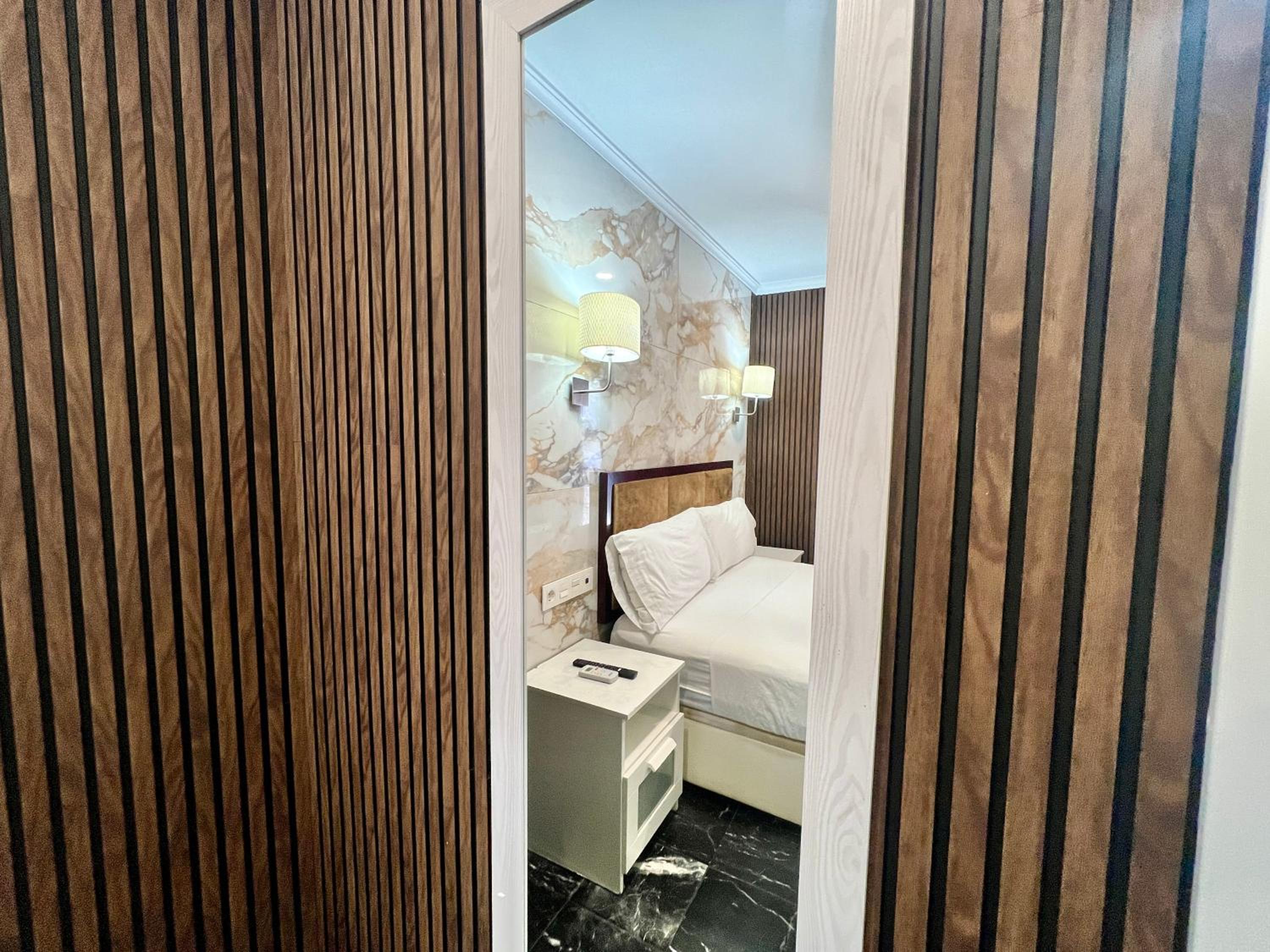 Double Room with Balcony - Photo 9