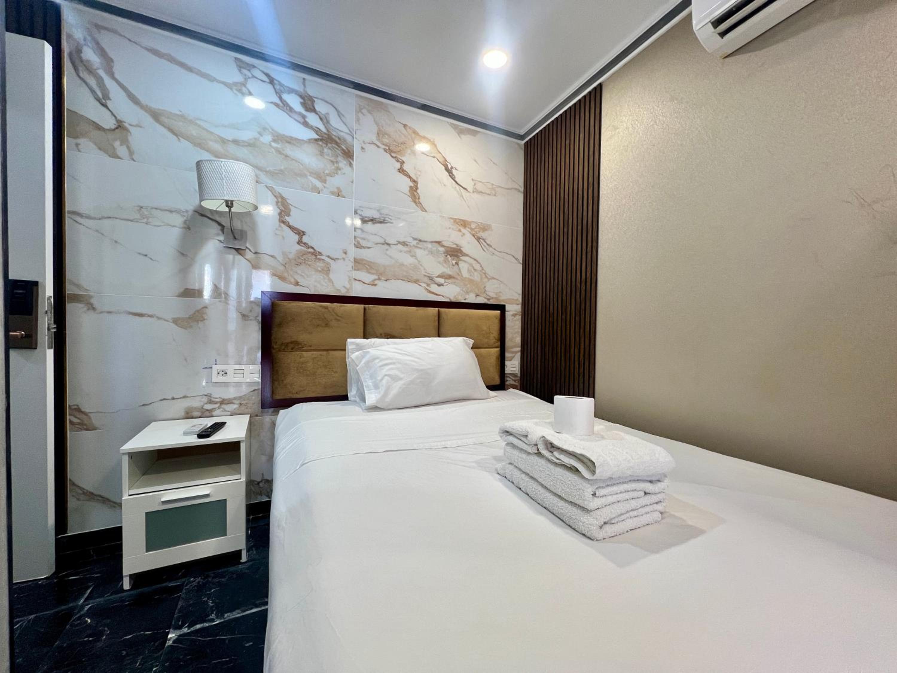 Double Room with Balcony - Photo 8