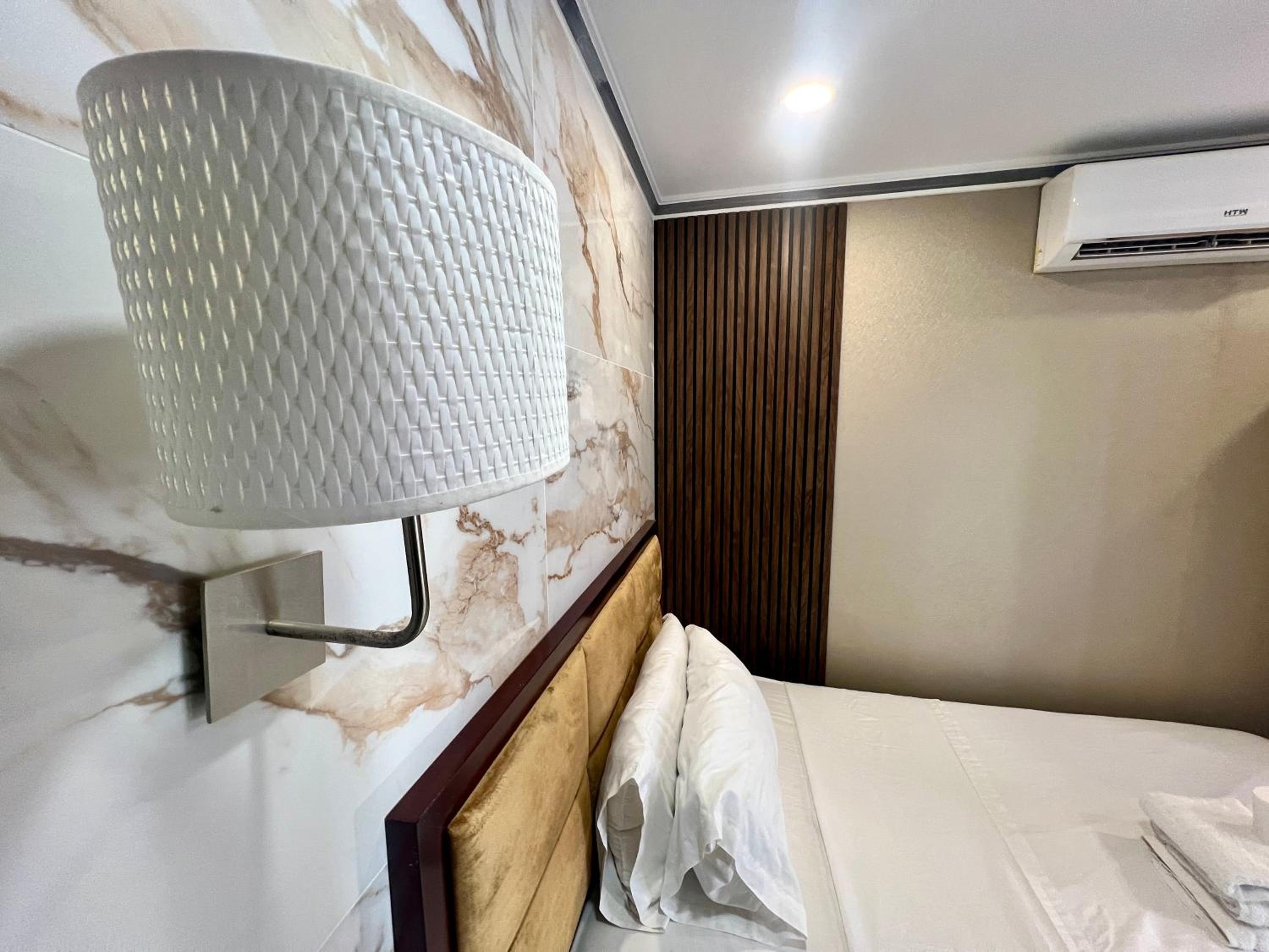 Double Room with Balcony - Photo 7