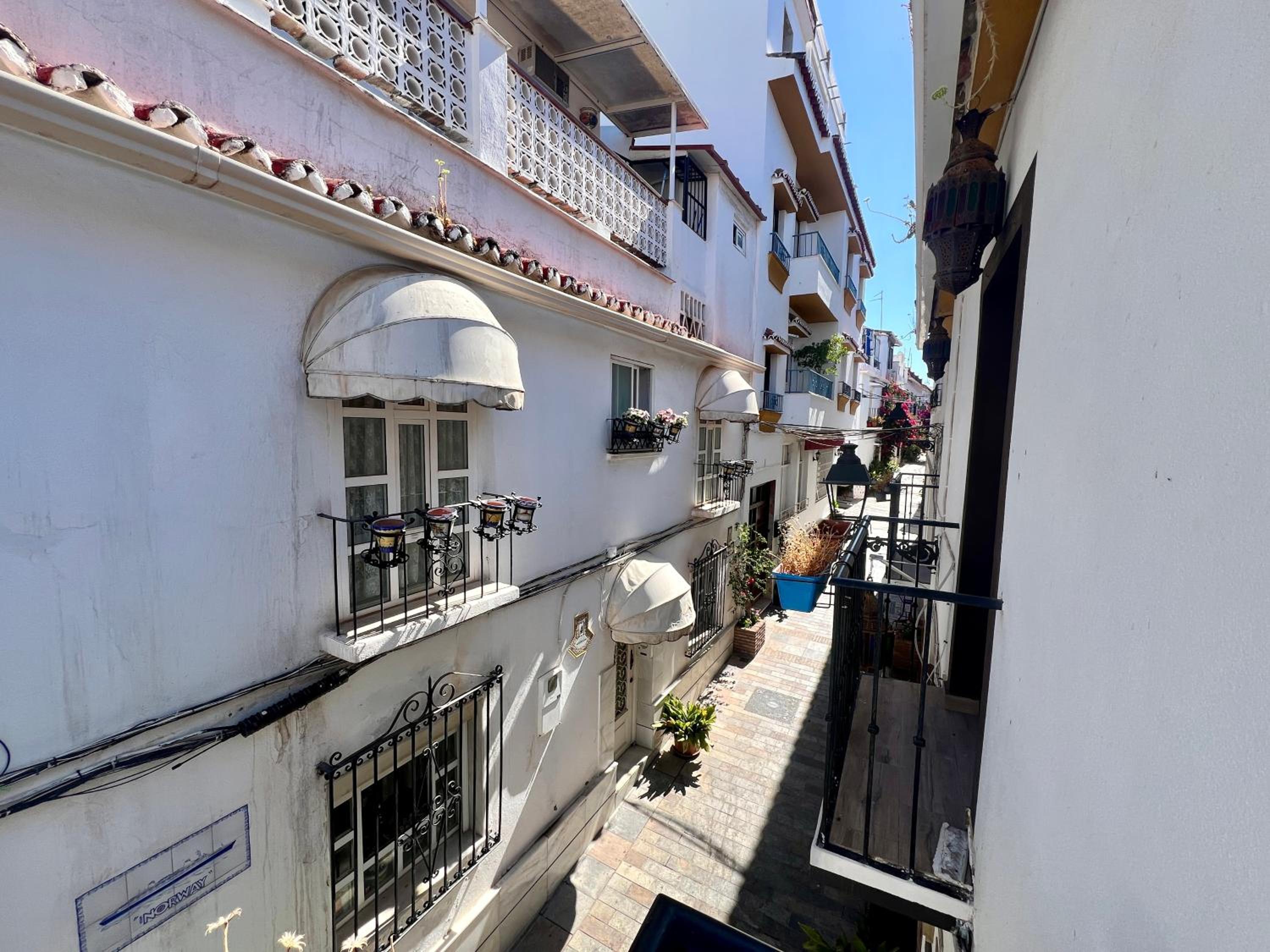 Double Room with Balcony - Photo 6