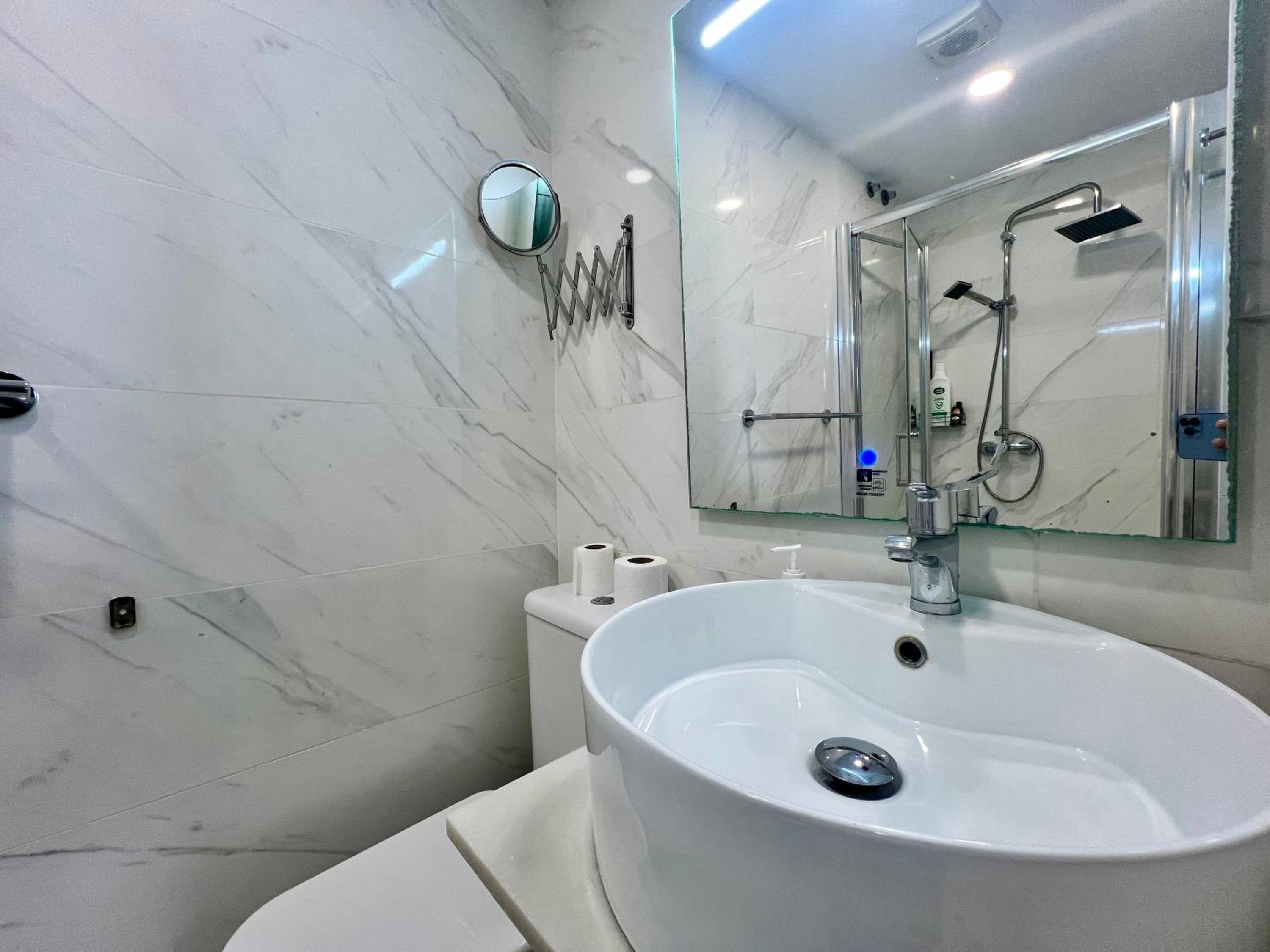 Double Room with Balcony - Photo 11
