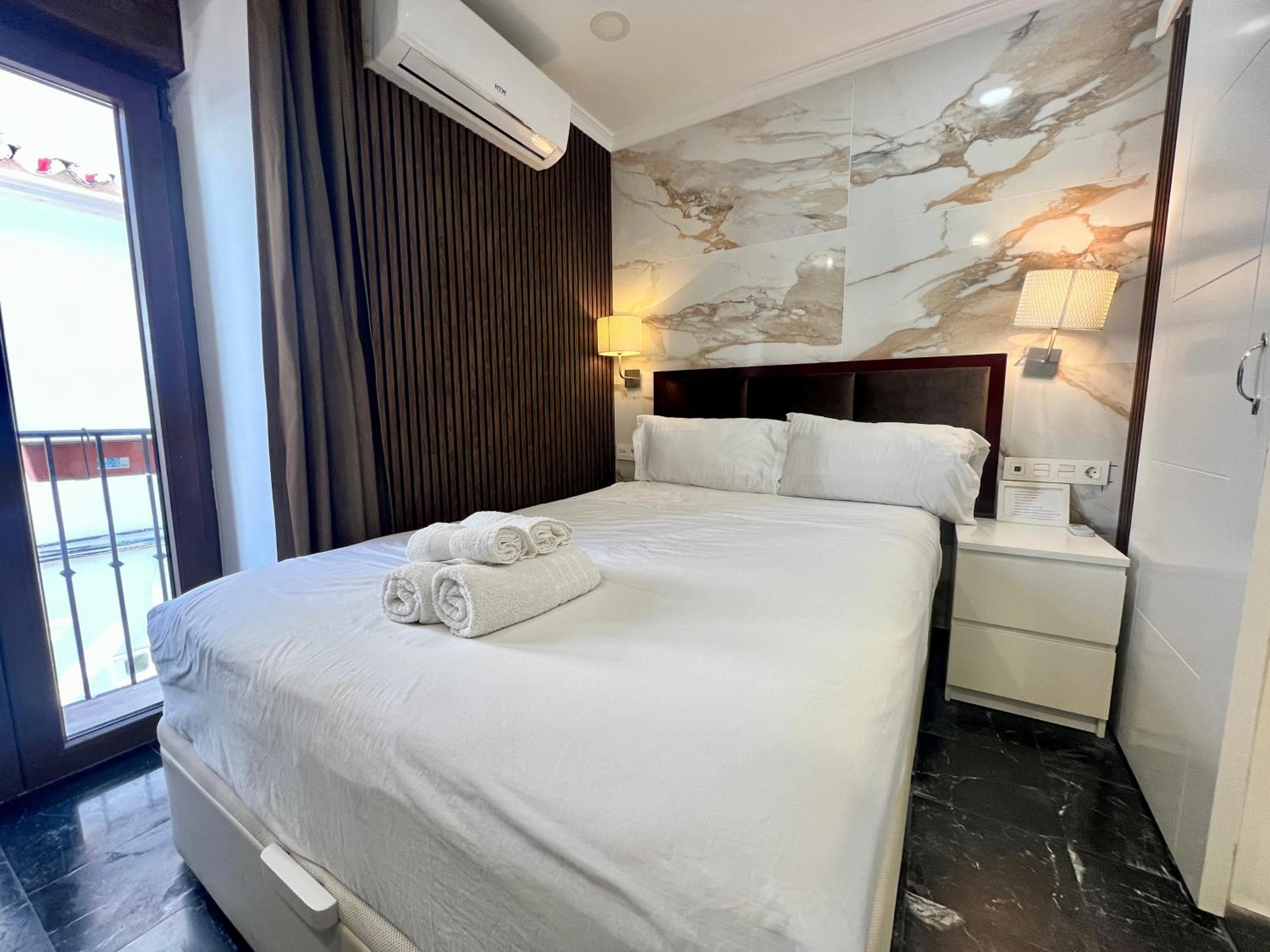 Double Room with Balcony - Photo 10