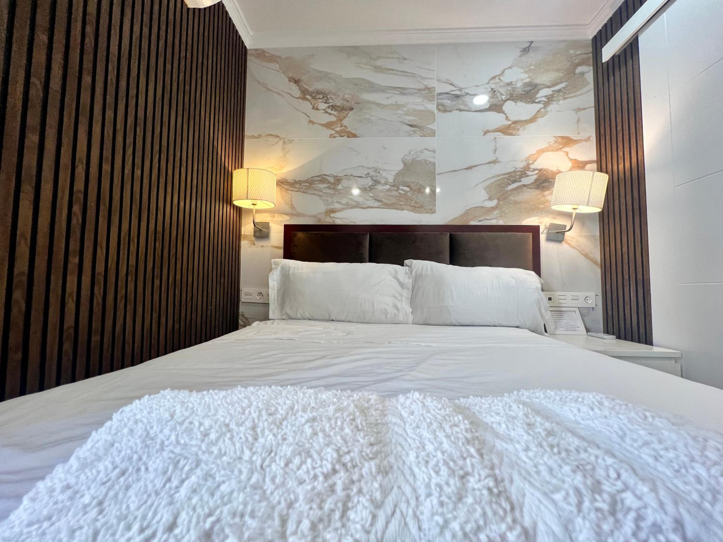 Double Room with Balcony - Photo 9