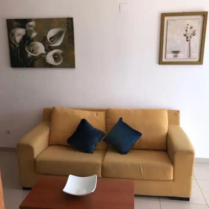 Apartamento de dos habitaciones con balcón y vista al mar