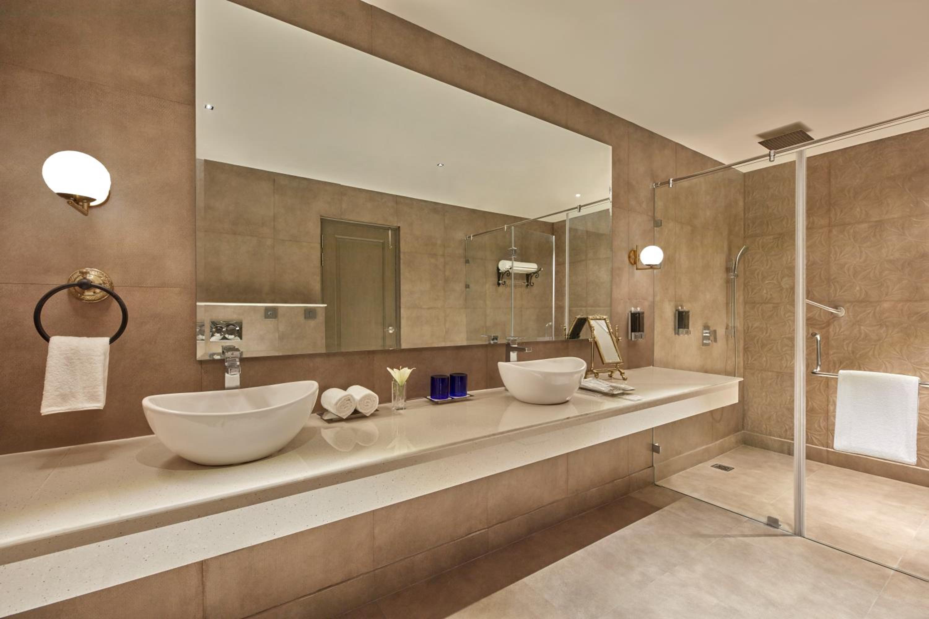 Premium Suite with Balcony - Photo 2